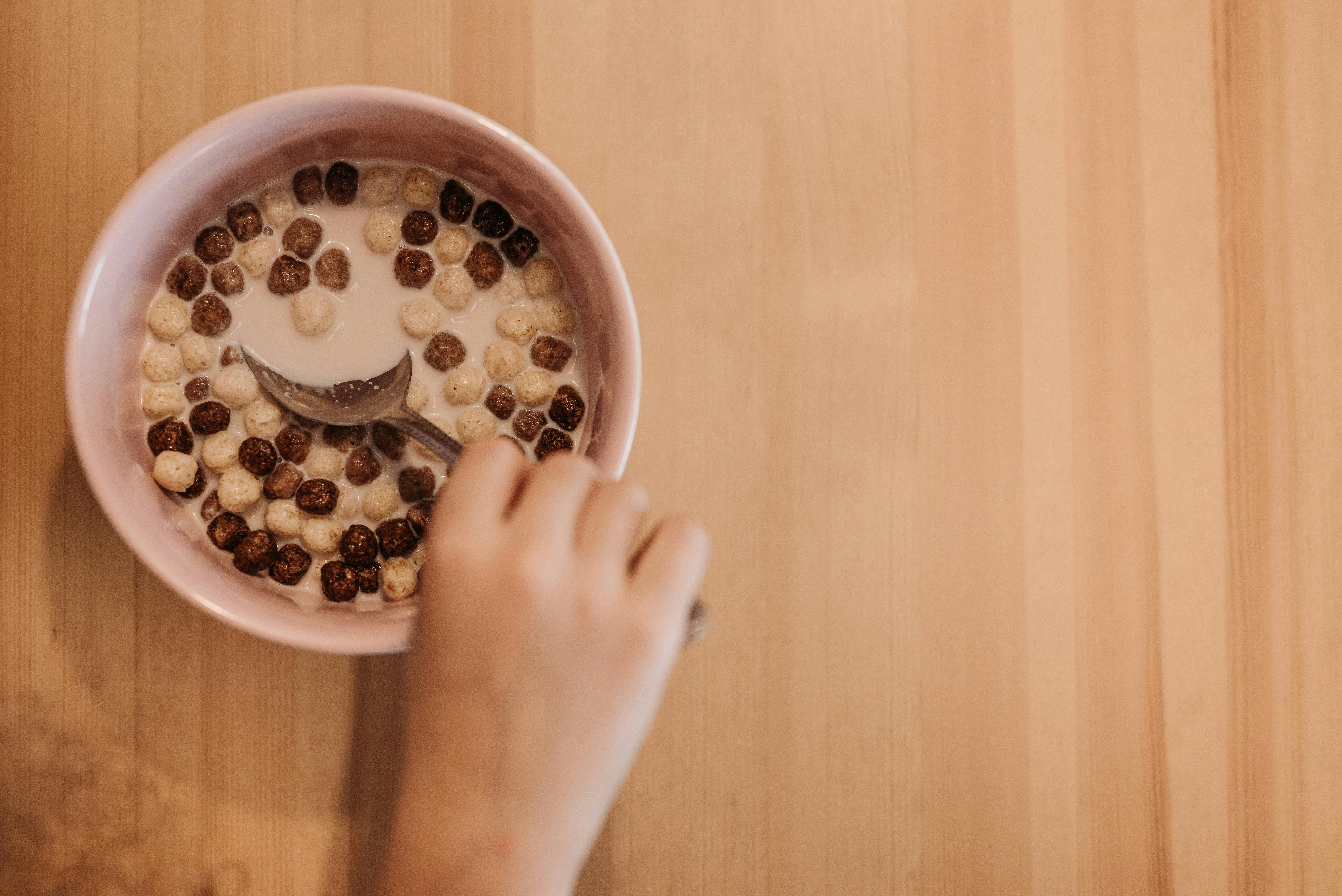 Eine Schüssel mit Müsli auf einem Tresen | Quelle: Pexels