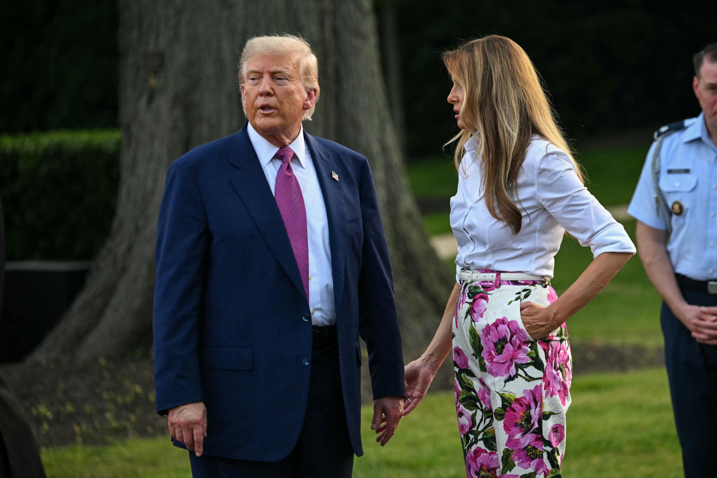Donald und Melania Trump besuchen das Kongress-Picknick auf dem South Lawn des Weißen Hauses am 12. Juni 2025 in Washington, DC | Quelle: Getty Images