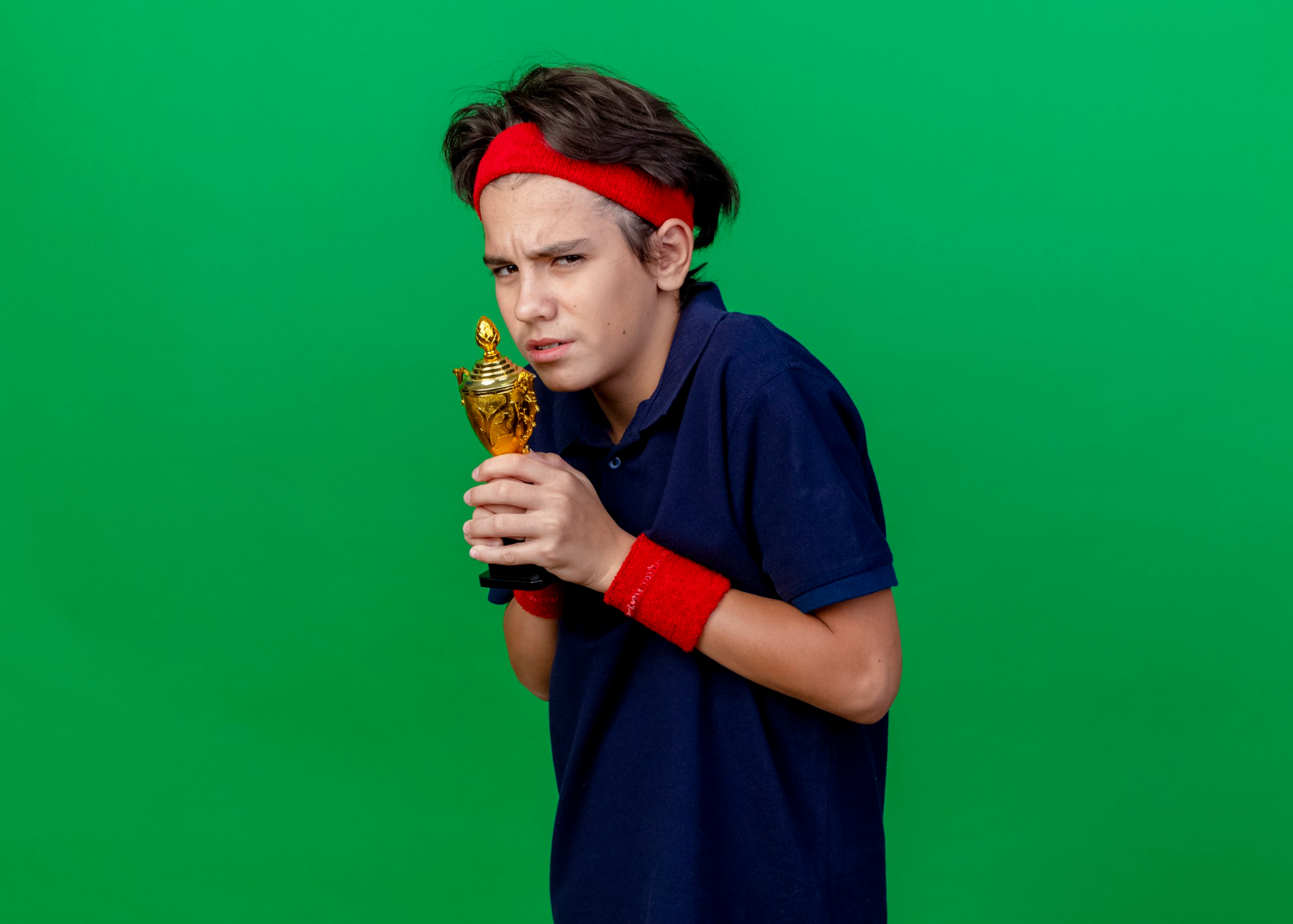 Ein Junge hält einen Pokal | Quelle: Freepik