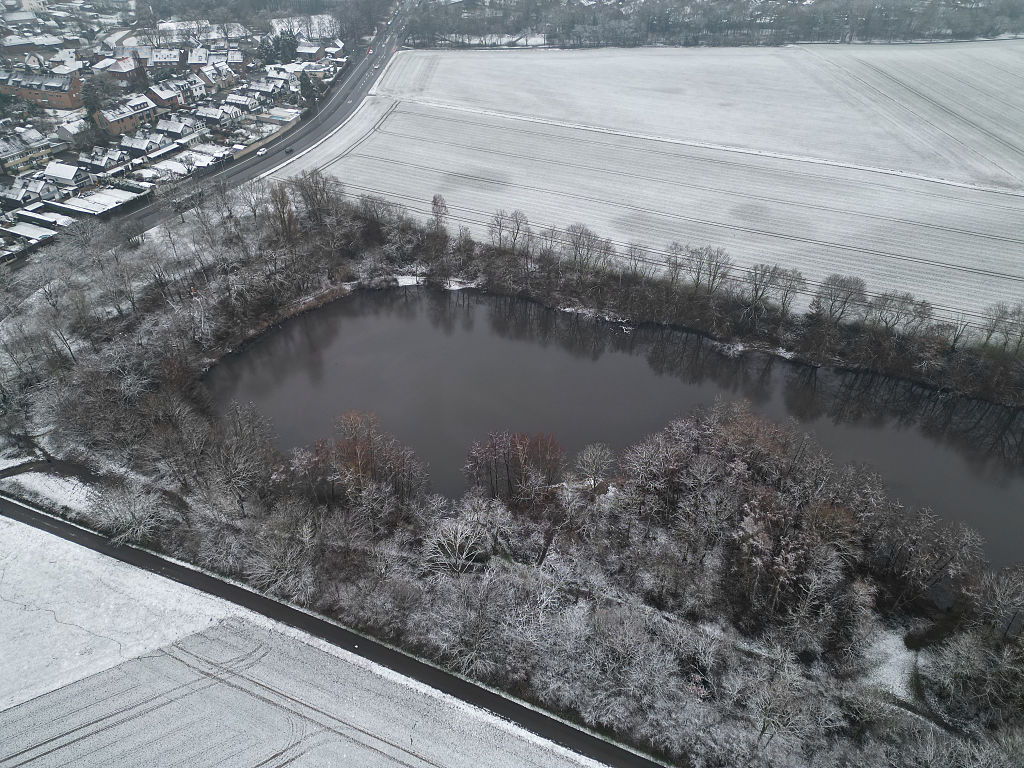 29. Januar 2026, Nordrhein-Westfalen, Dormagen: Blick auf den Waldsee und die umliegende Wohngegend (Luftaufnahme mit einer Drohne) | Quelle: Getty Images