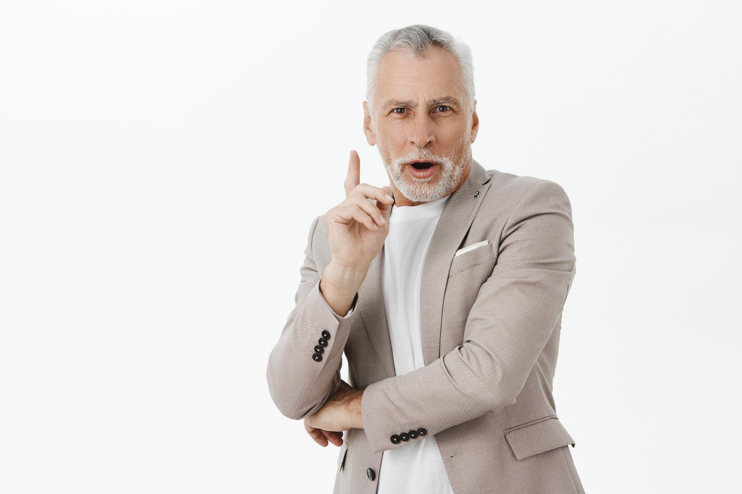 Ein älterer Mann hebt den Finger | Quelle: Freepik