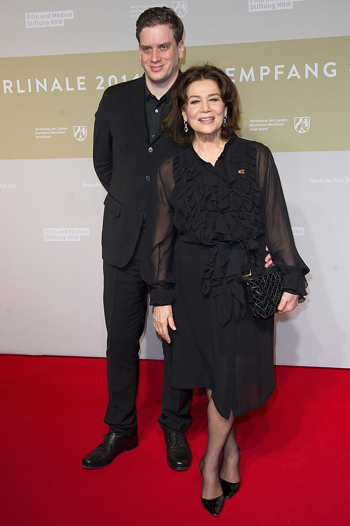 Hannelore Elsner und ihr Sohn Dominik sind am 9. Februar 2014 beim NRW-Empfang in der Landesvertretung in Berlin zu Gast. | Quelle: Getty Images
