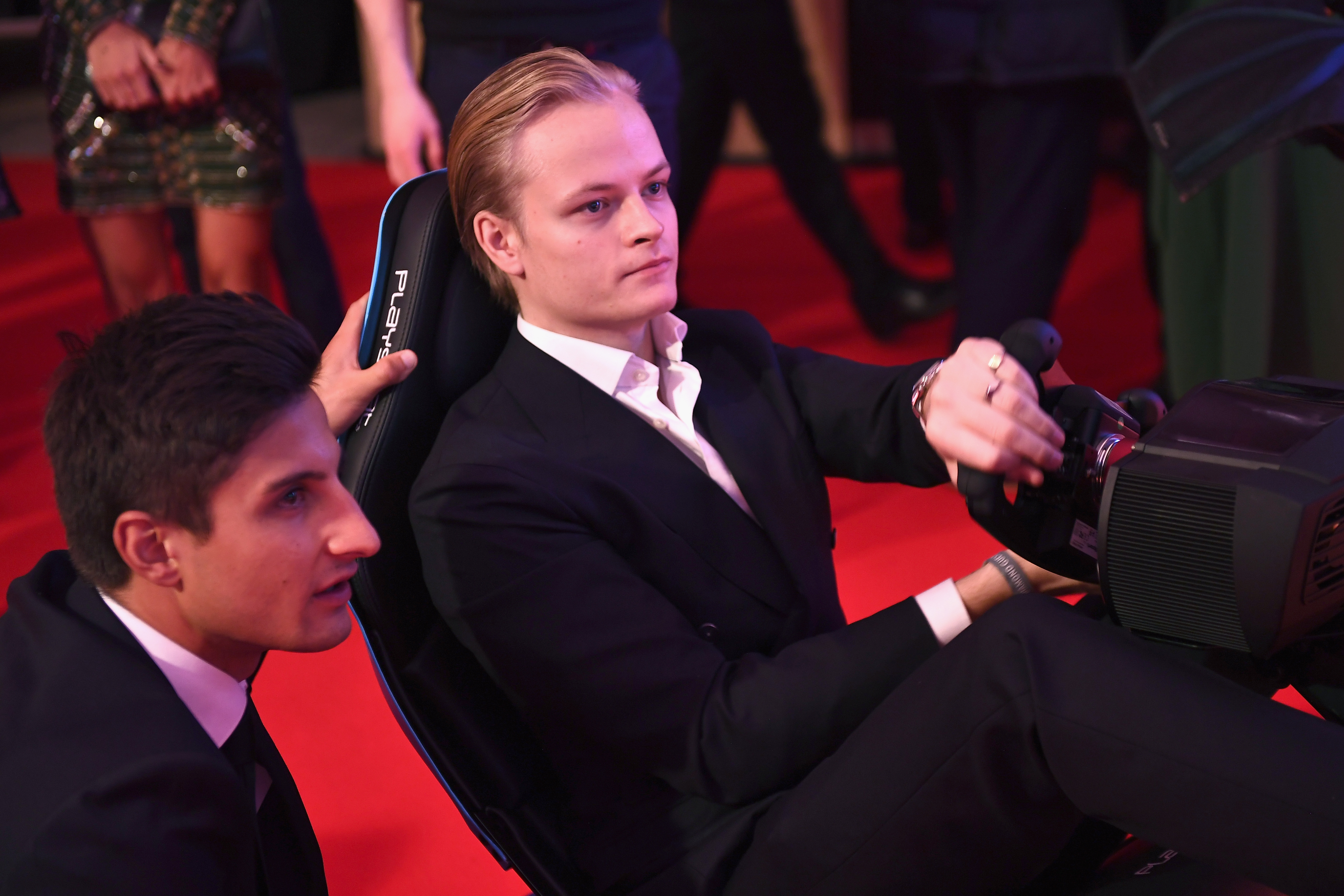 Mitch Evans (links) und Marius Borg Hoiby treten beim offiziellen BRITS-After-Show-Party 2018 im Formel-E-Simulator gegeneinander an | Quelle: Getty Images
