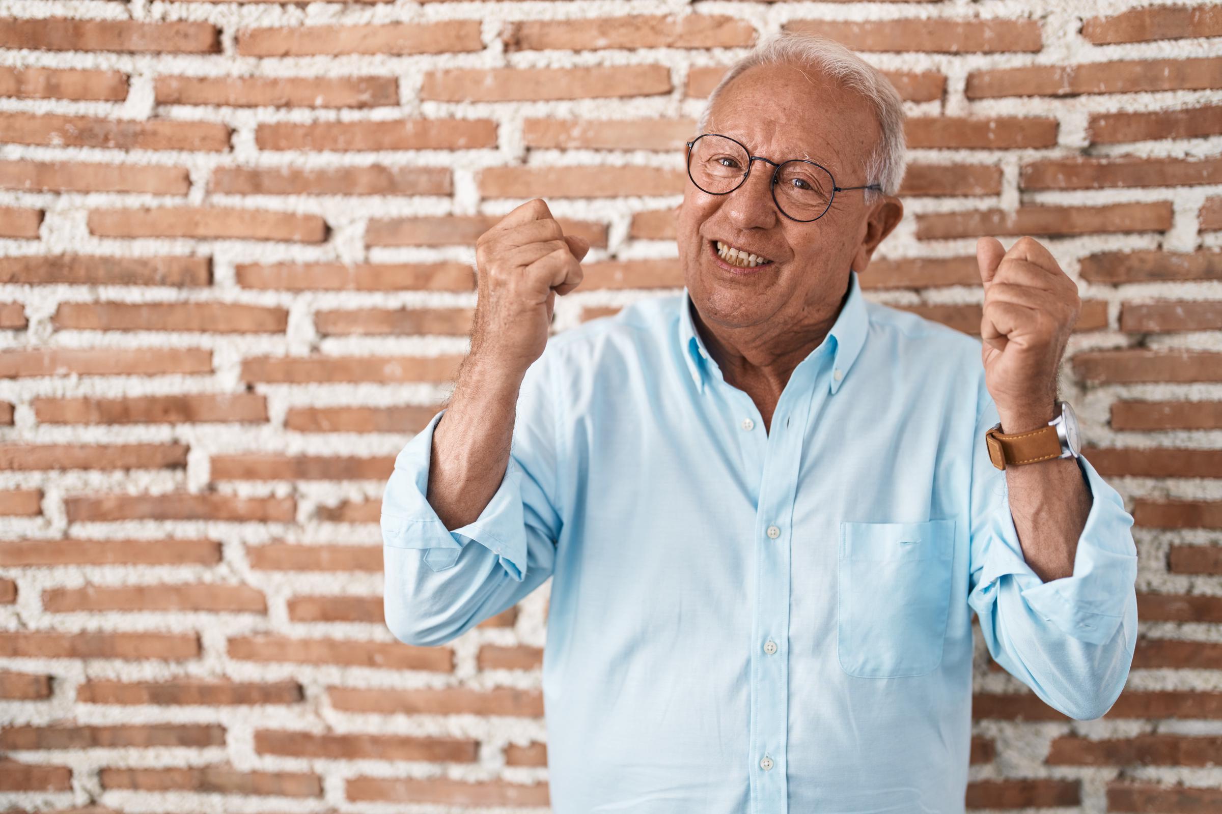 Ein glücklicher Mann, der jemanden anfeuert | Quelle: Freepik