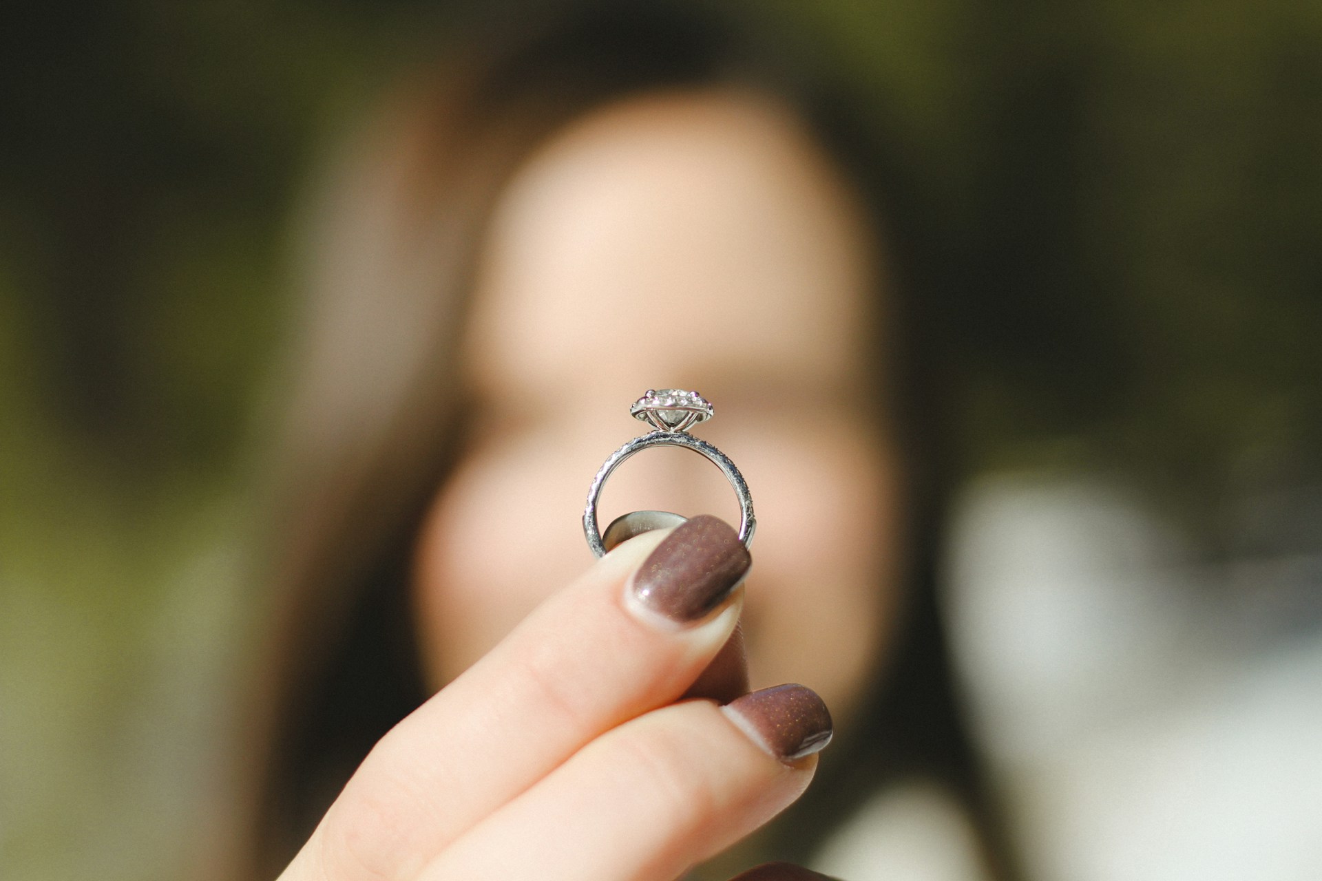 Eine Frau hält einen Ring | Quelle: Unsplash