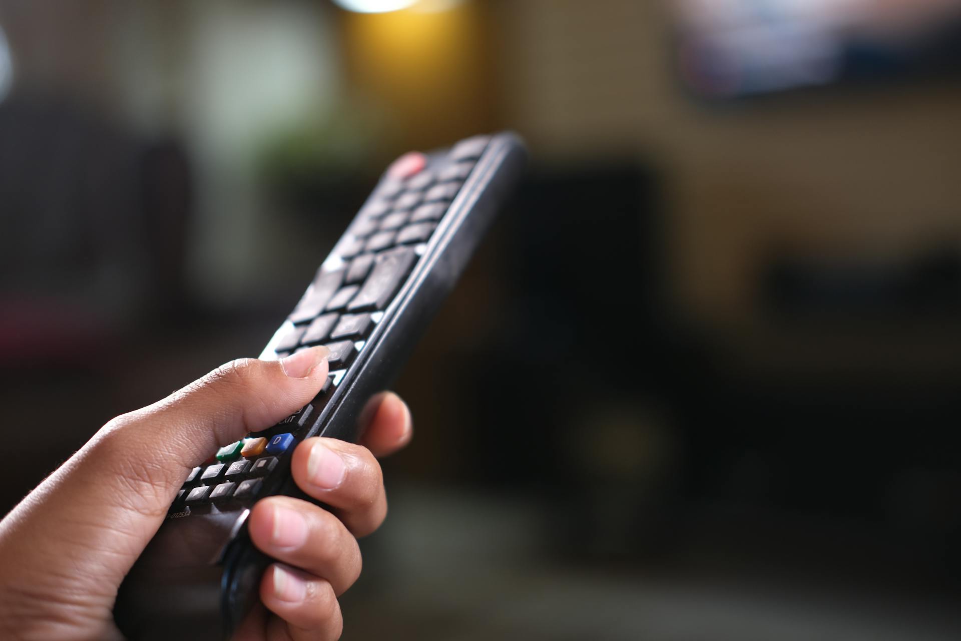Eine TV-Fernbedienung | Quelle: Pexels
