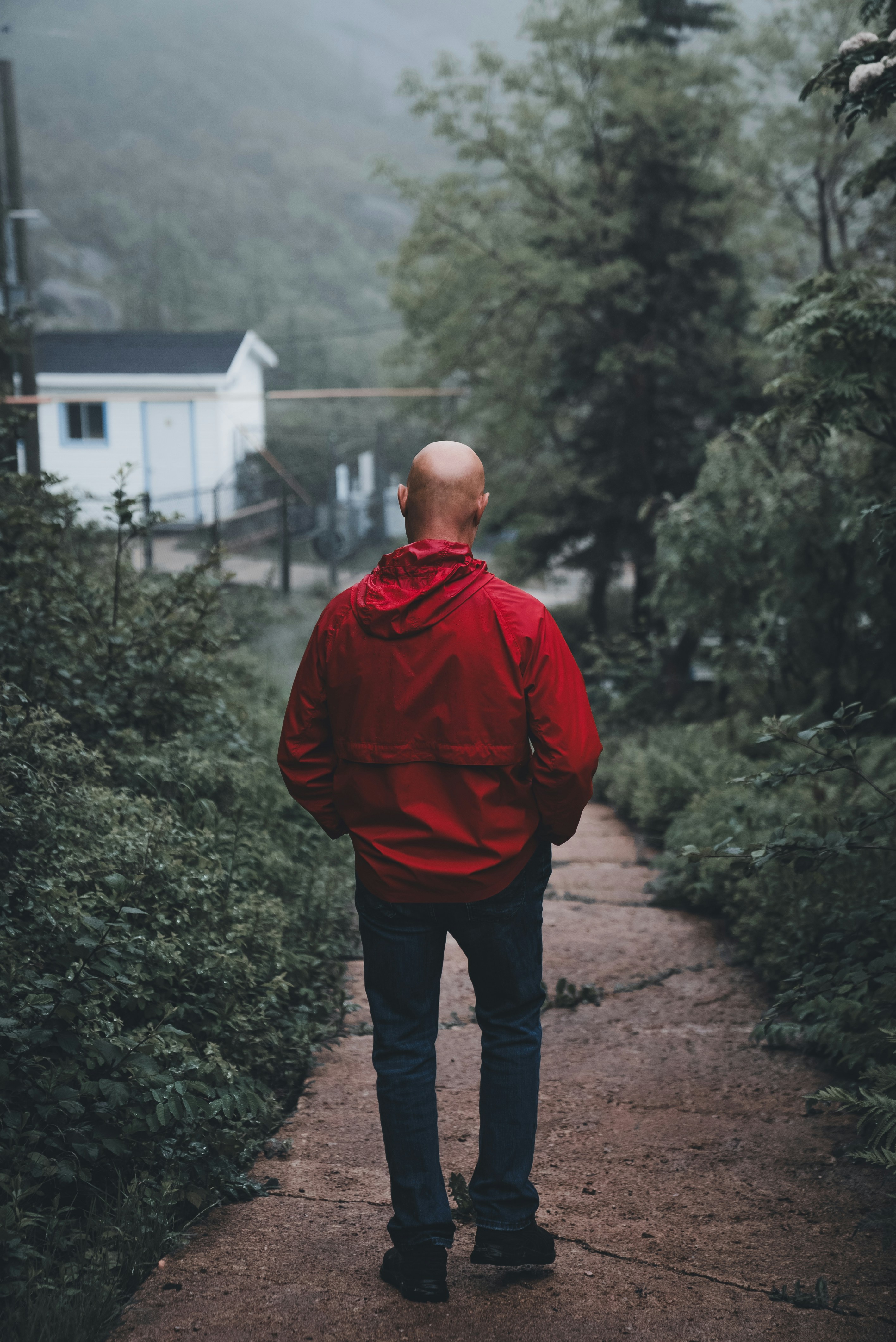 Ein Mann, der weggeht | Quelle: Unsplash