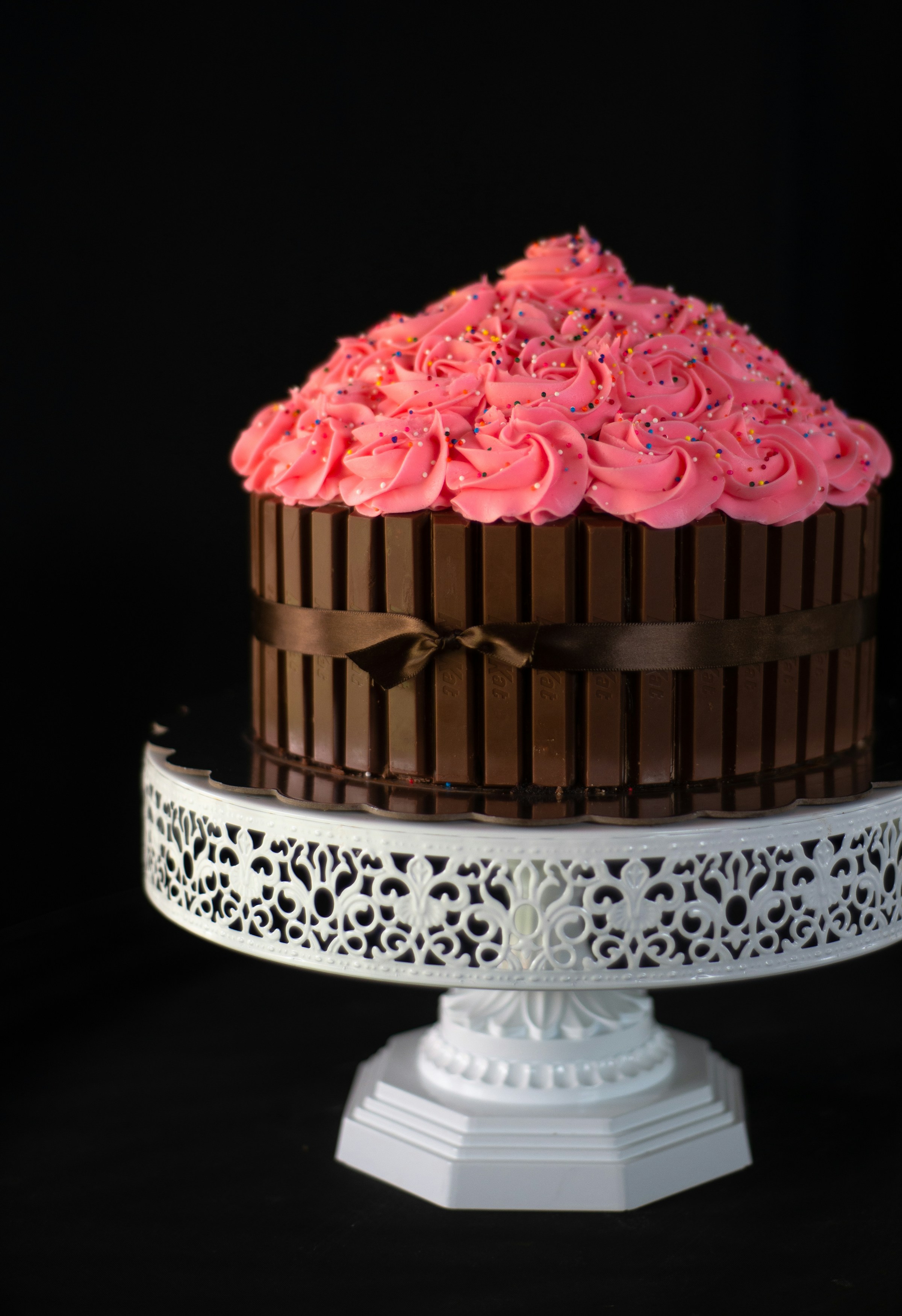 Ein Schokoladenkuchen mit rosa Rosetten | Quelle: Unsplash