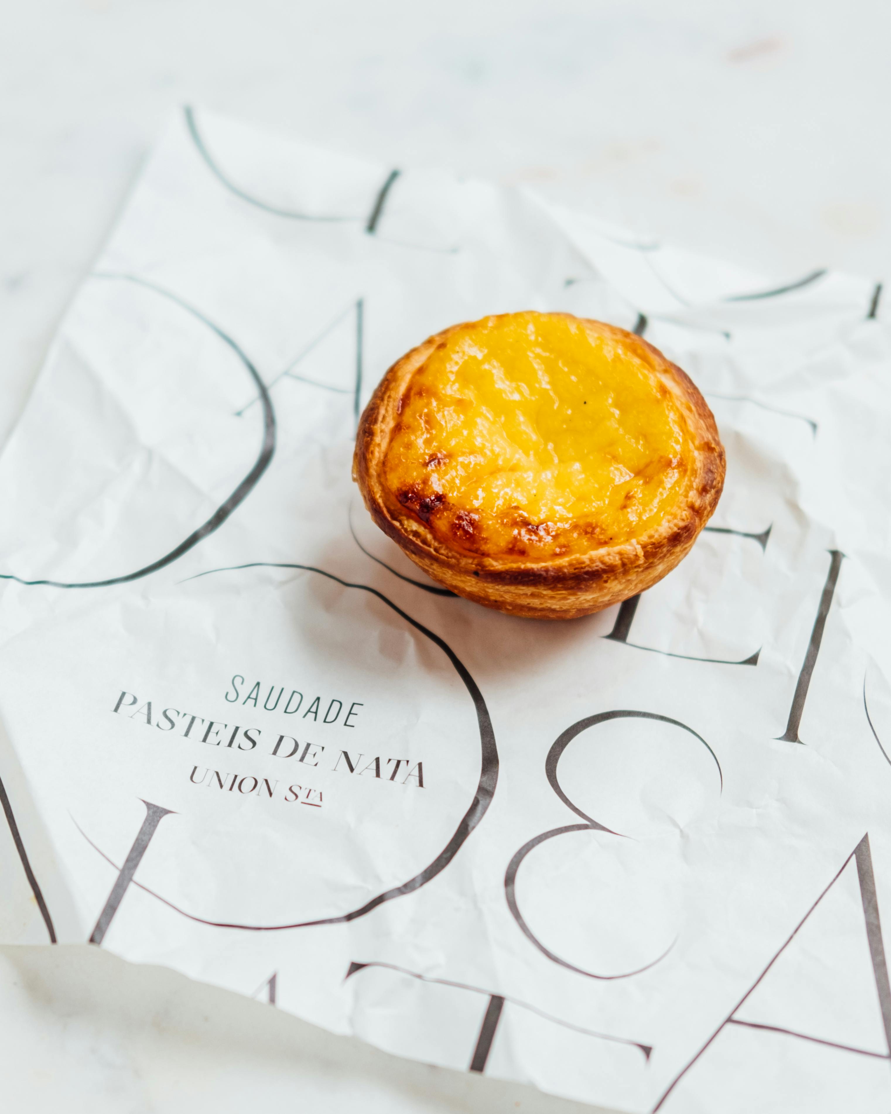 Eine Puddingtorte auf einem Tisch | Quelle: Pexels