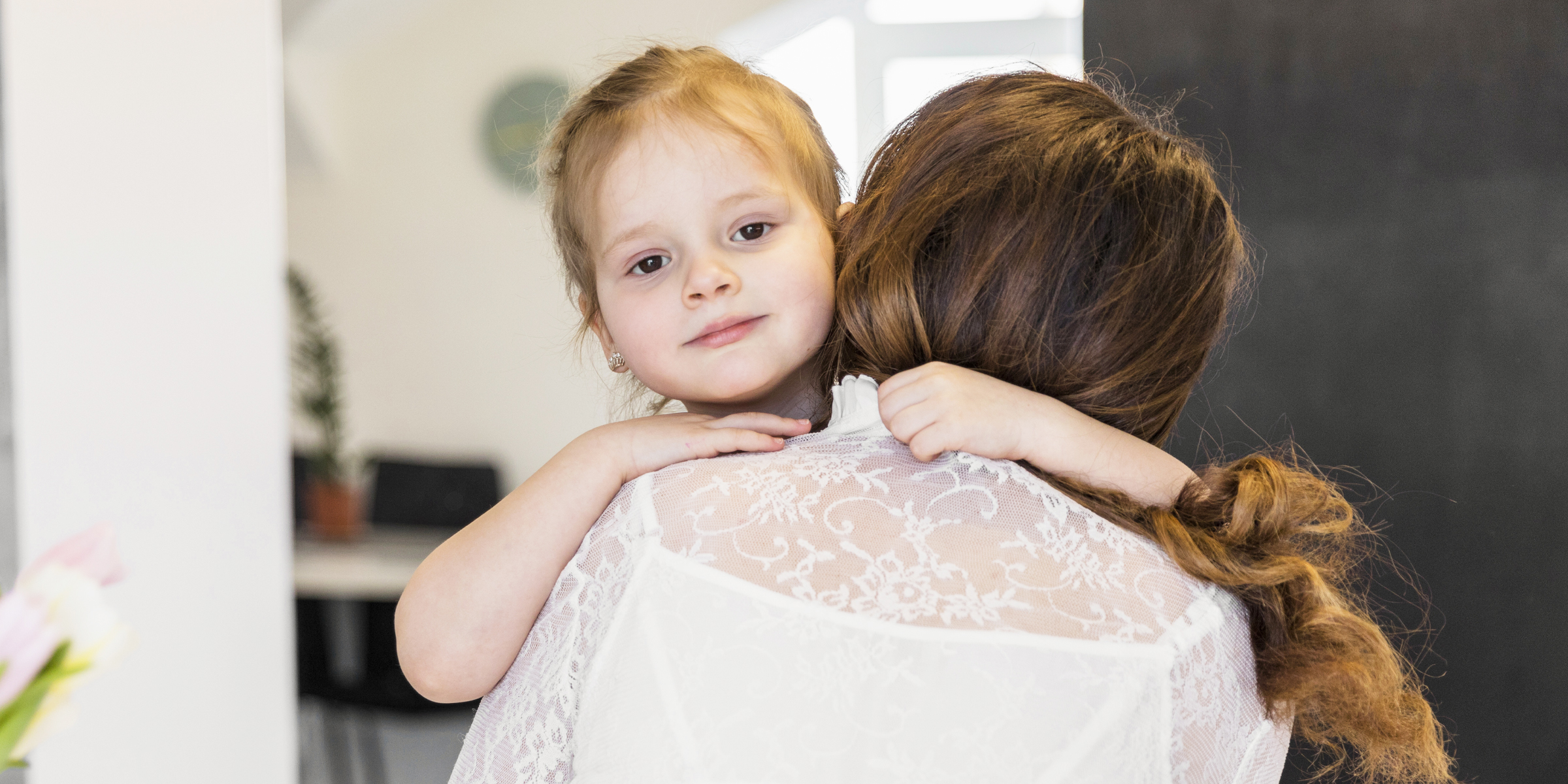 Eine Frau, die ein Kind umarmt | Quelle: Freepik