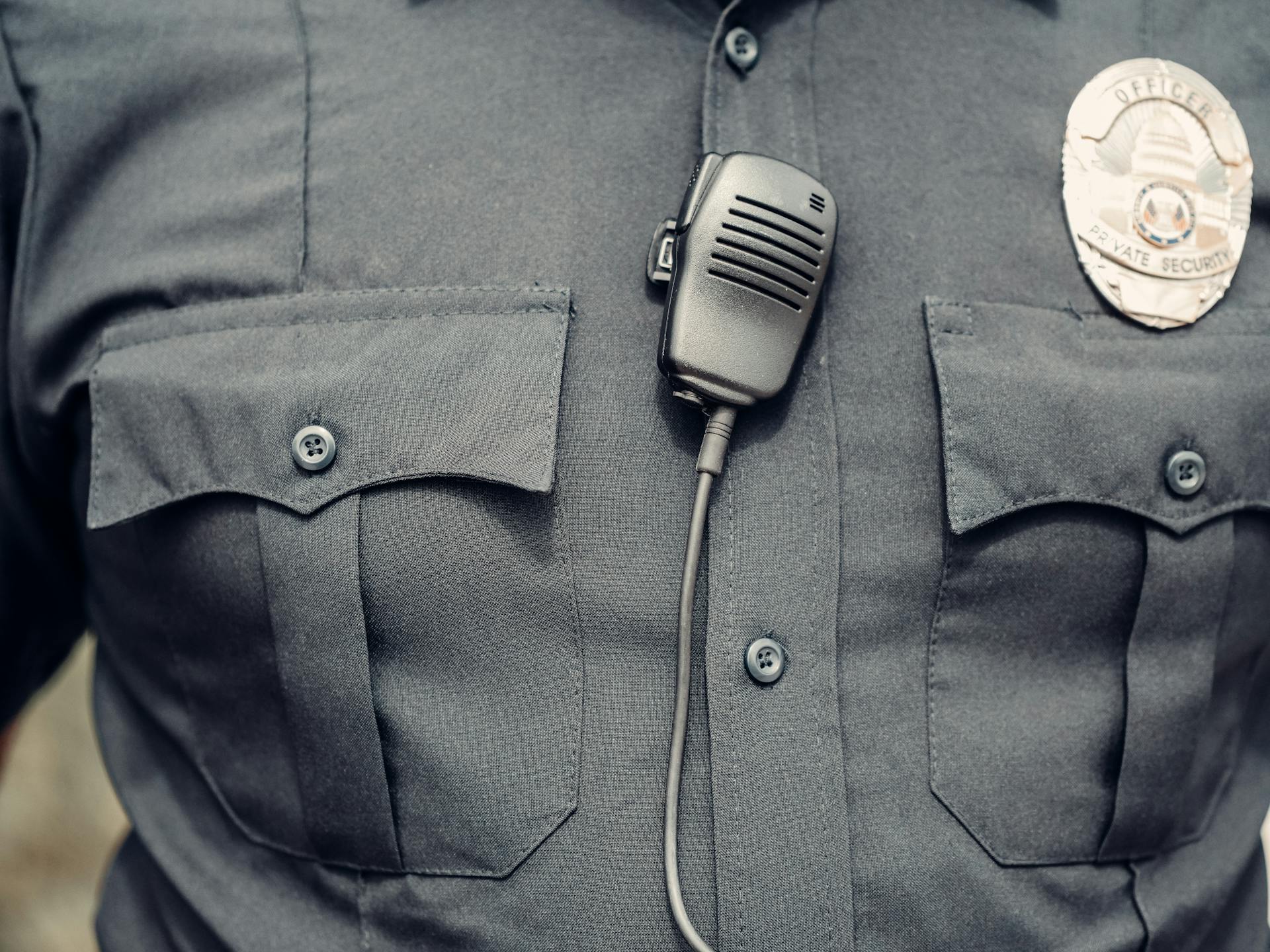 Eine Nahaufnahme der Uniform eines Polizeibeamten | Quelle: Pexels