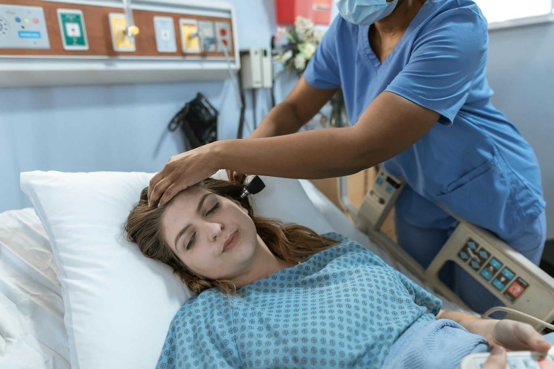 Eine Frau, die in einem Krankenhausbett liegt | Quelle: Pexels