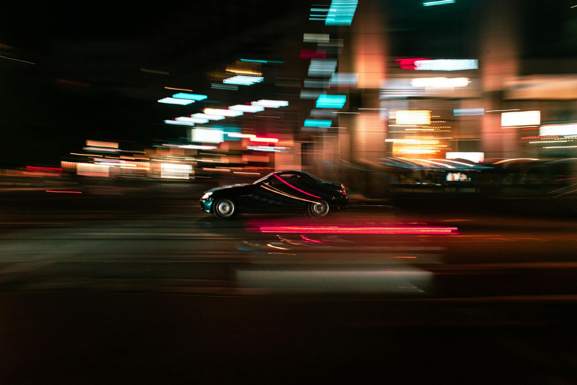 Stadtverkehr bei Nacht | Quelle: Pexels