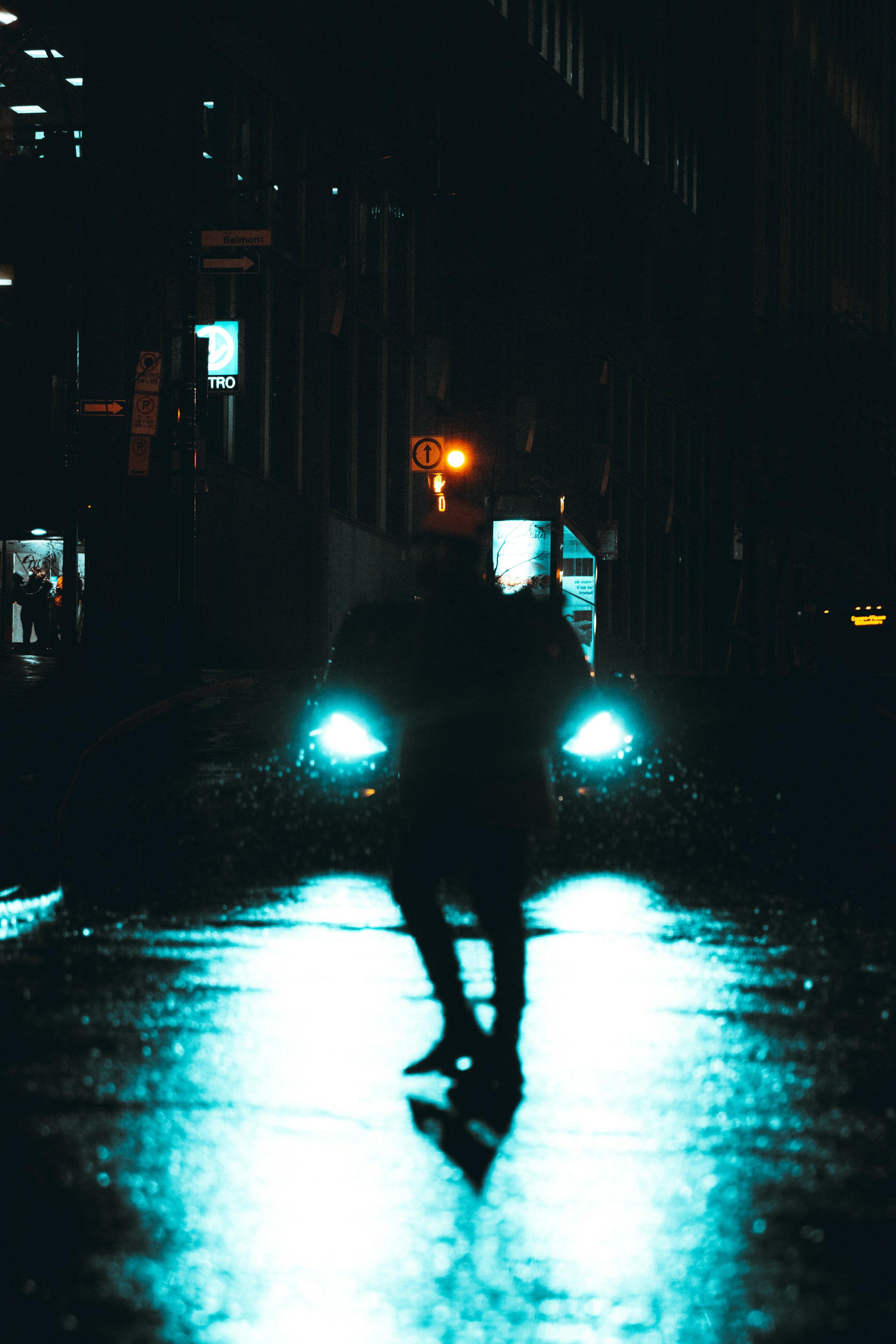 Silhouette einer Person, die im Regen spazieren geht | Quelle: Unsplash