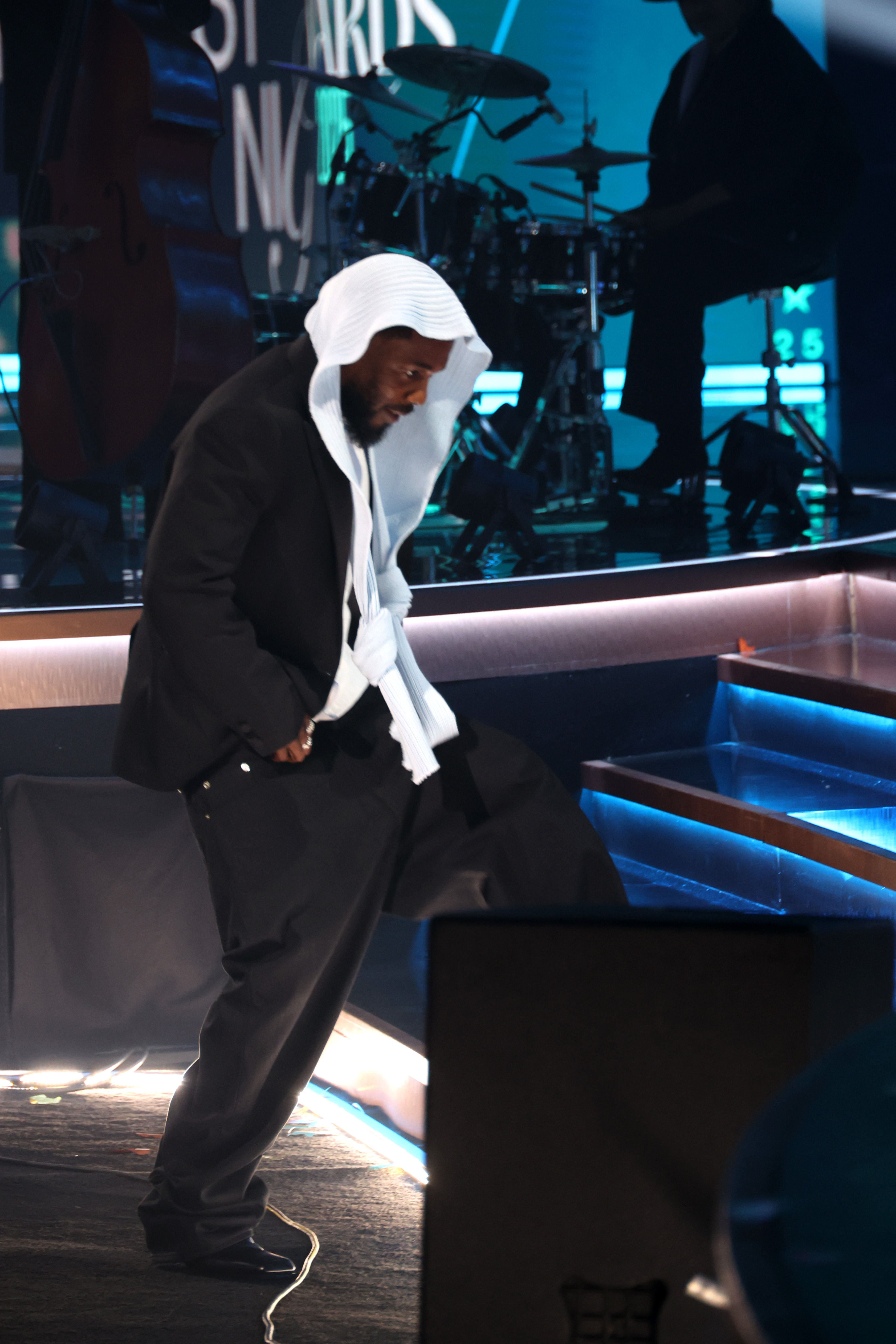 Kendrick Lamar betritt die Bühne bei den BET Awards 2025. Der Rapper, der für seine Gelassenheit bekannt ist, hielt seinen Kopf leicht gesenkt, als er die Stufen hinaufging, um einen seiner Preise entgegenzunehmen.