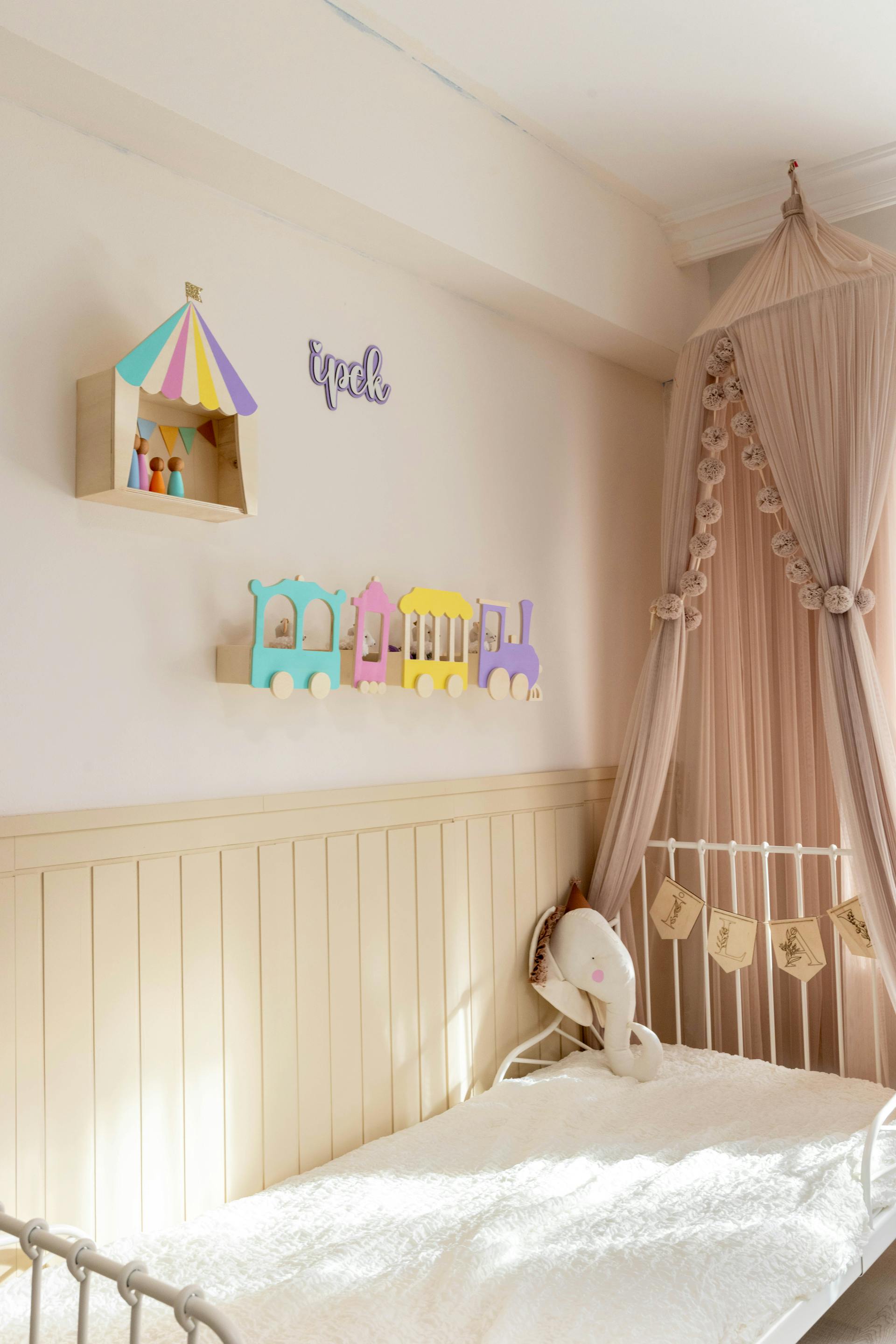 Ein Babyzimmer mit pastellfarbenem Dekor | Quelle: Pexels