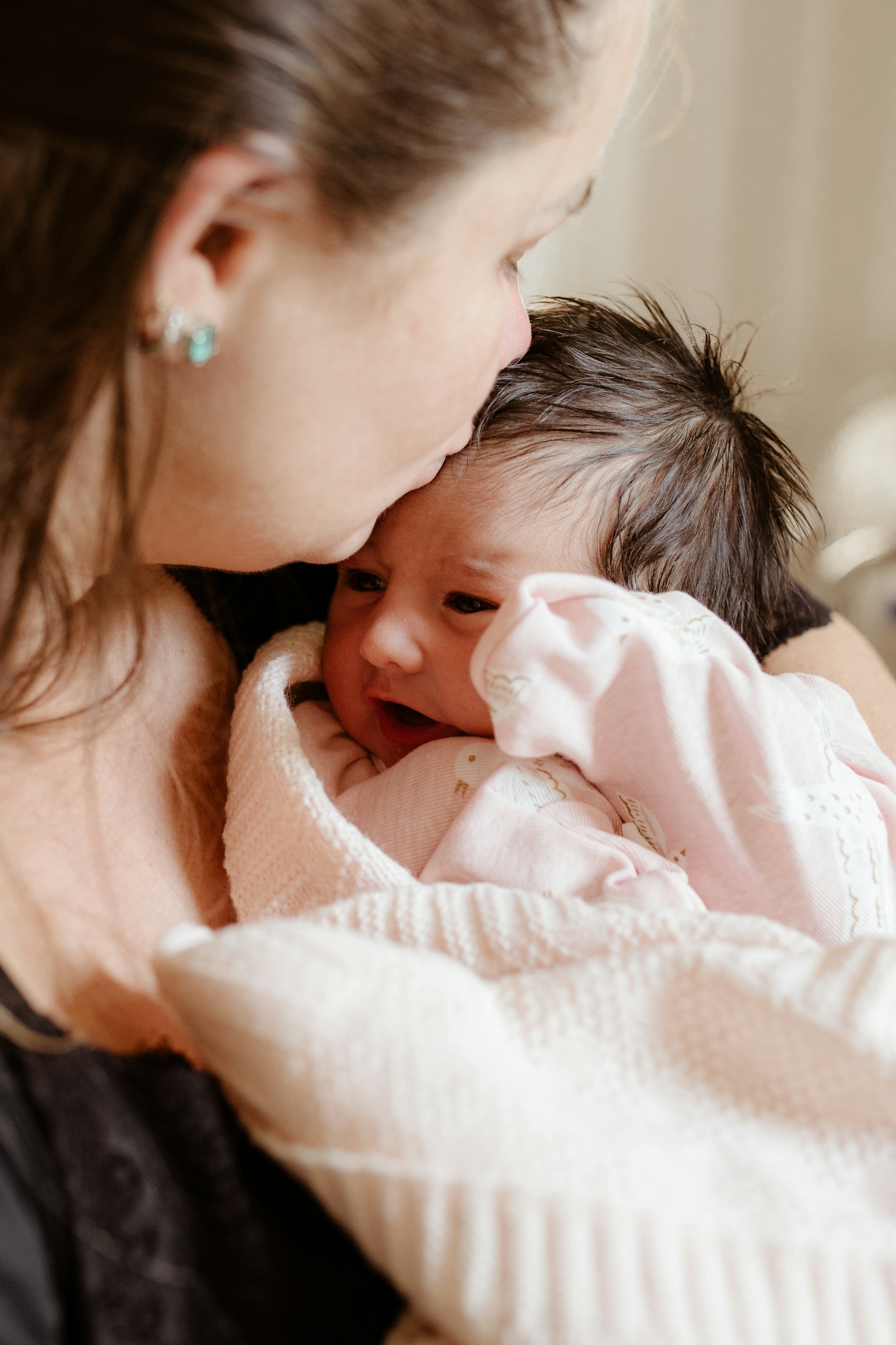 Eine Mutter, die ihr Baby küsst | Quelle: Unsplash