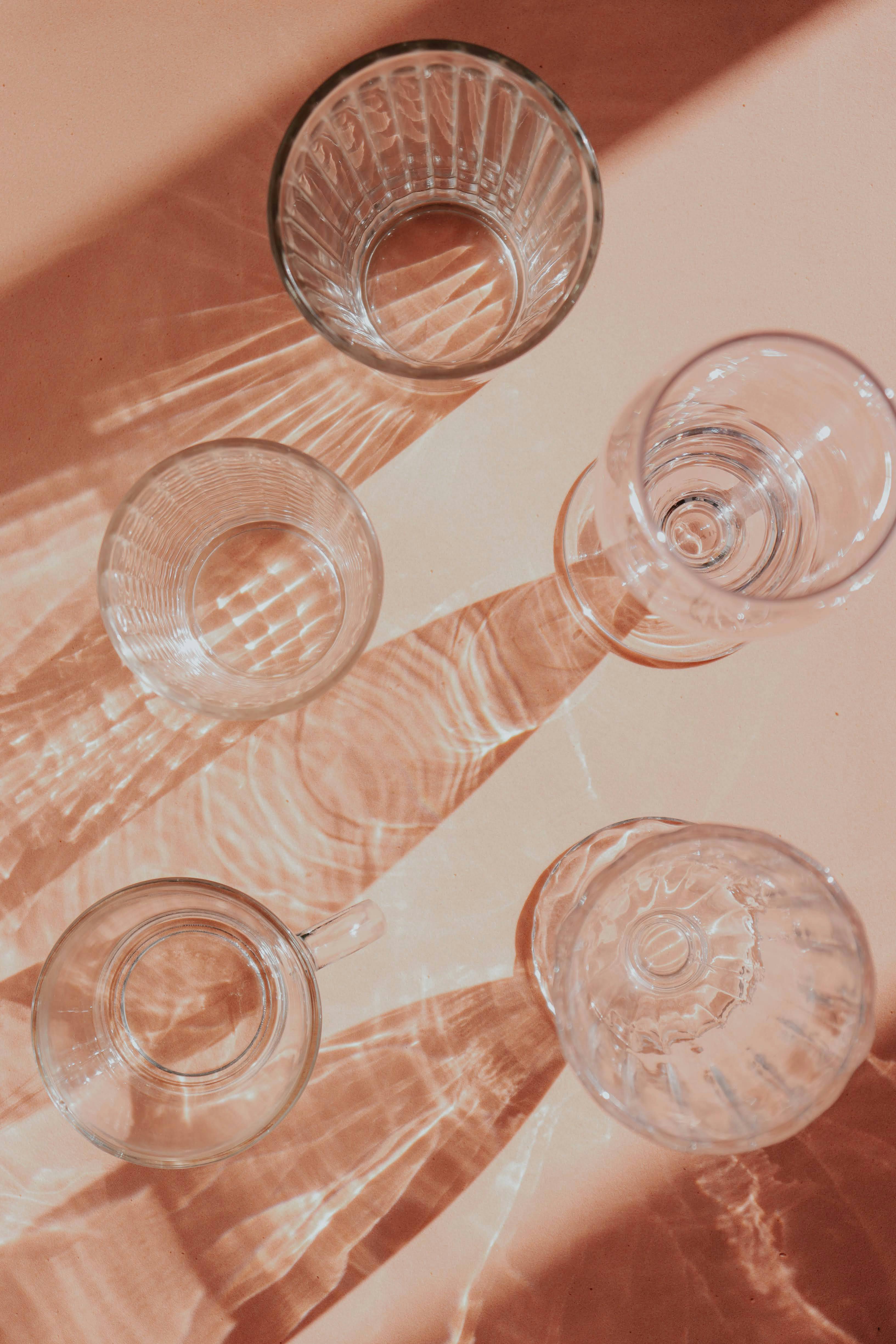 Glaswaren auf einer Theke | Quelle: Pexels