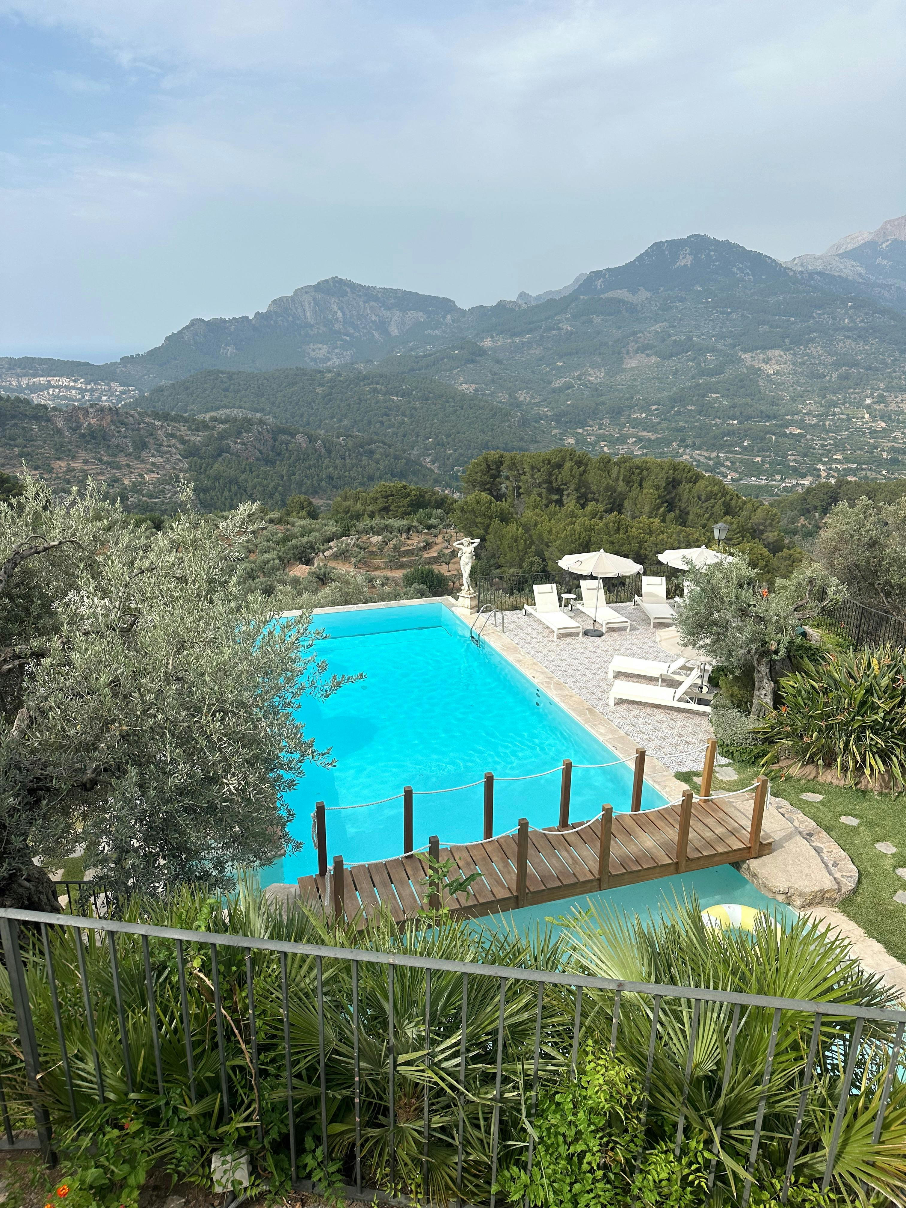 Ein Blick auf einen Pool in einem Resort | Quelle: Pexels