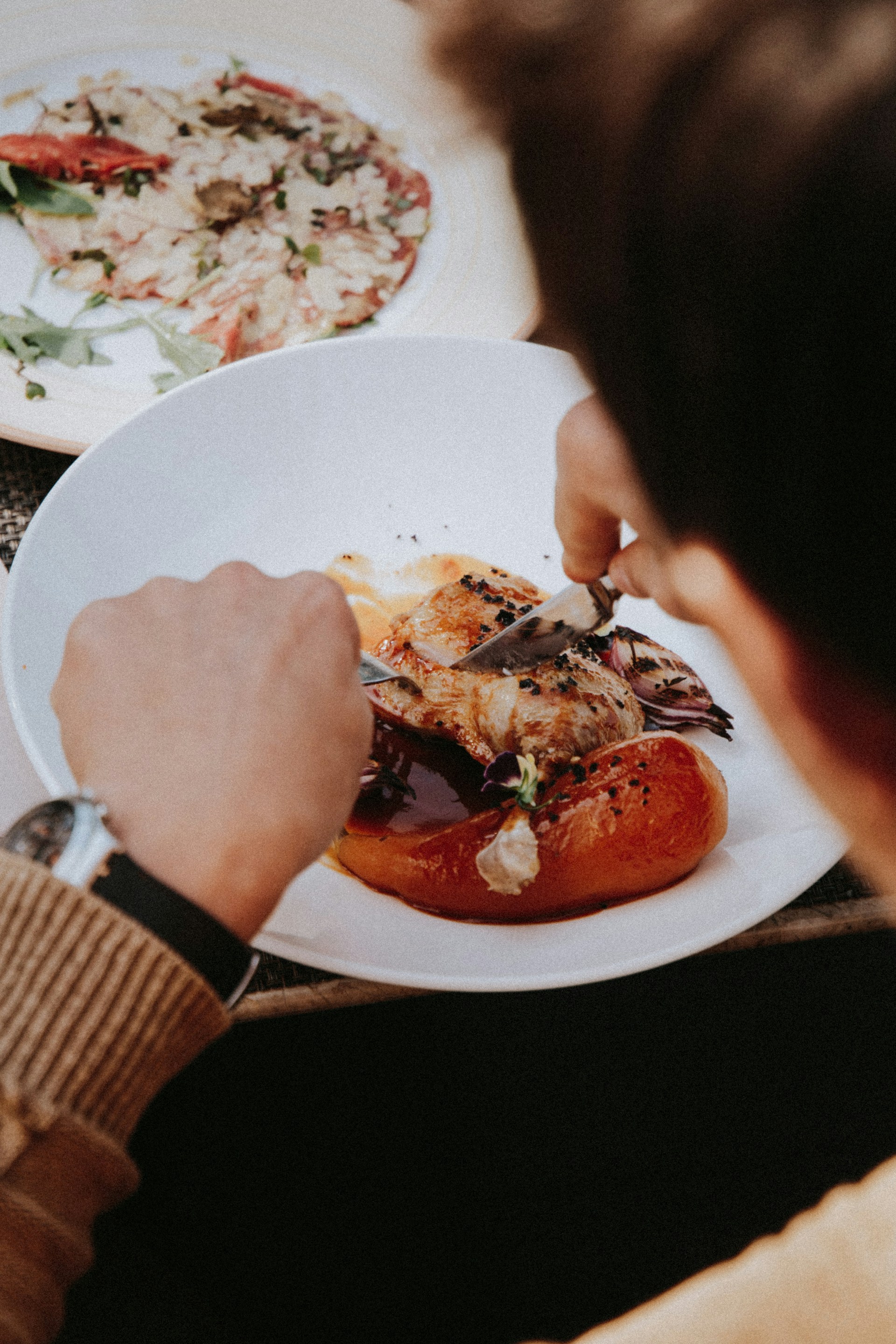 Eine Person, die ihre Mahlzeit einnimmt | Quelle: Unsplash