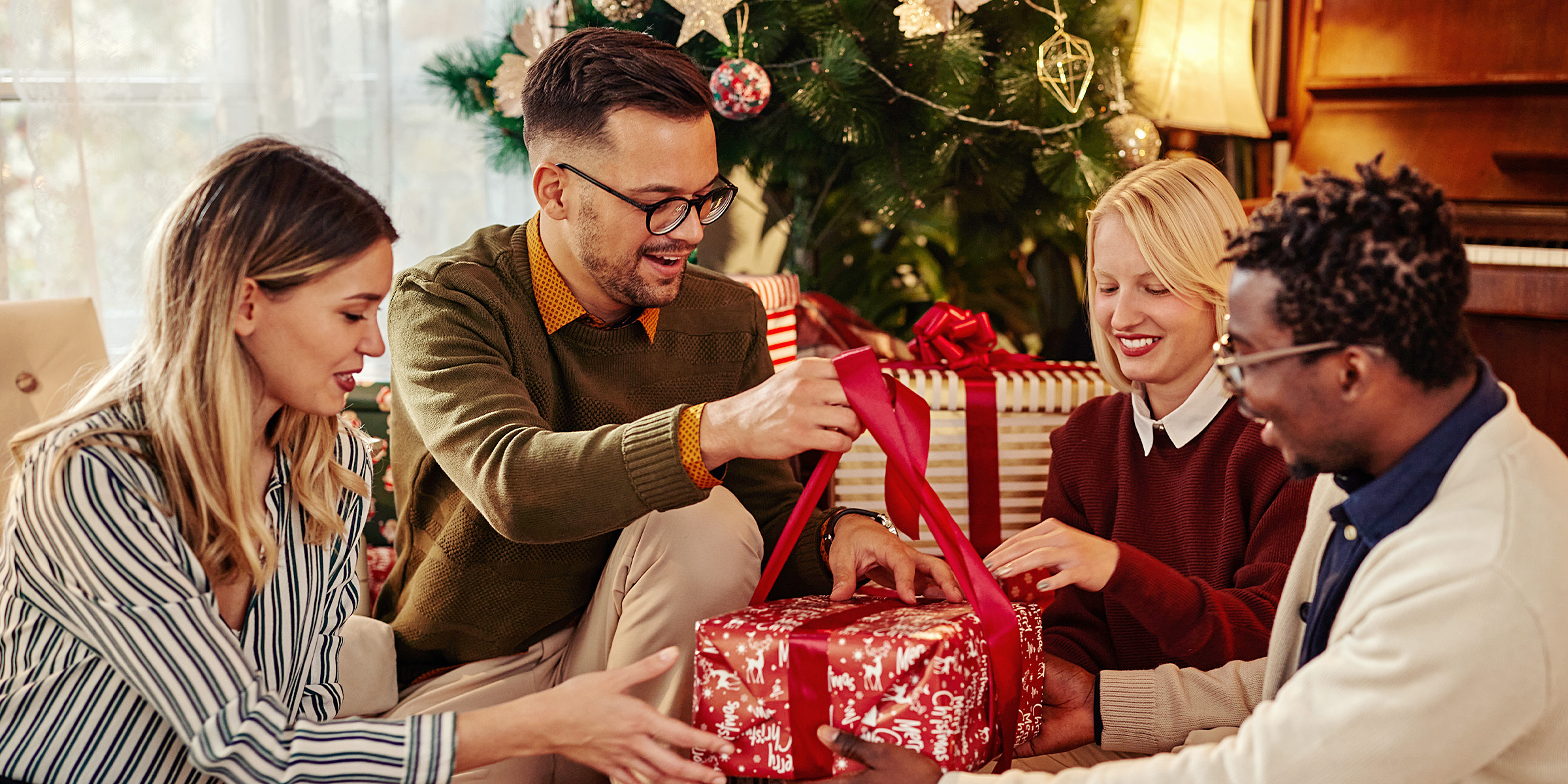 Eine Gruppe von Menschen, die ein Geschenk halten | Quelle: Shutterstock