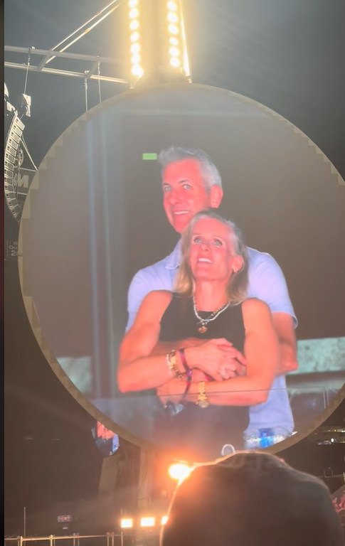 Andy Byron und Kristin Cabot auf der Kiss-Cam bei einem Coldplay-Konzert im Gillette Stadium, aus einem Video-Post vom 17. Juli 2025 | Quelle: TikTok/instaagraace