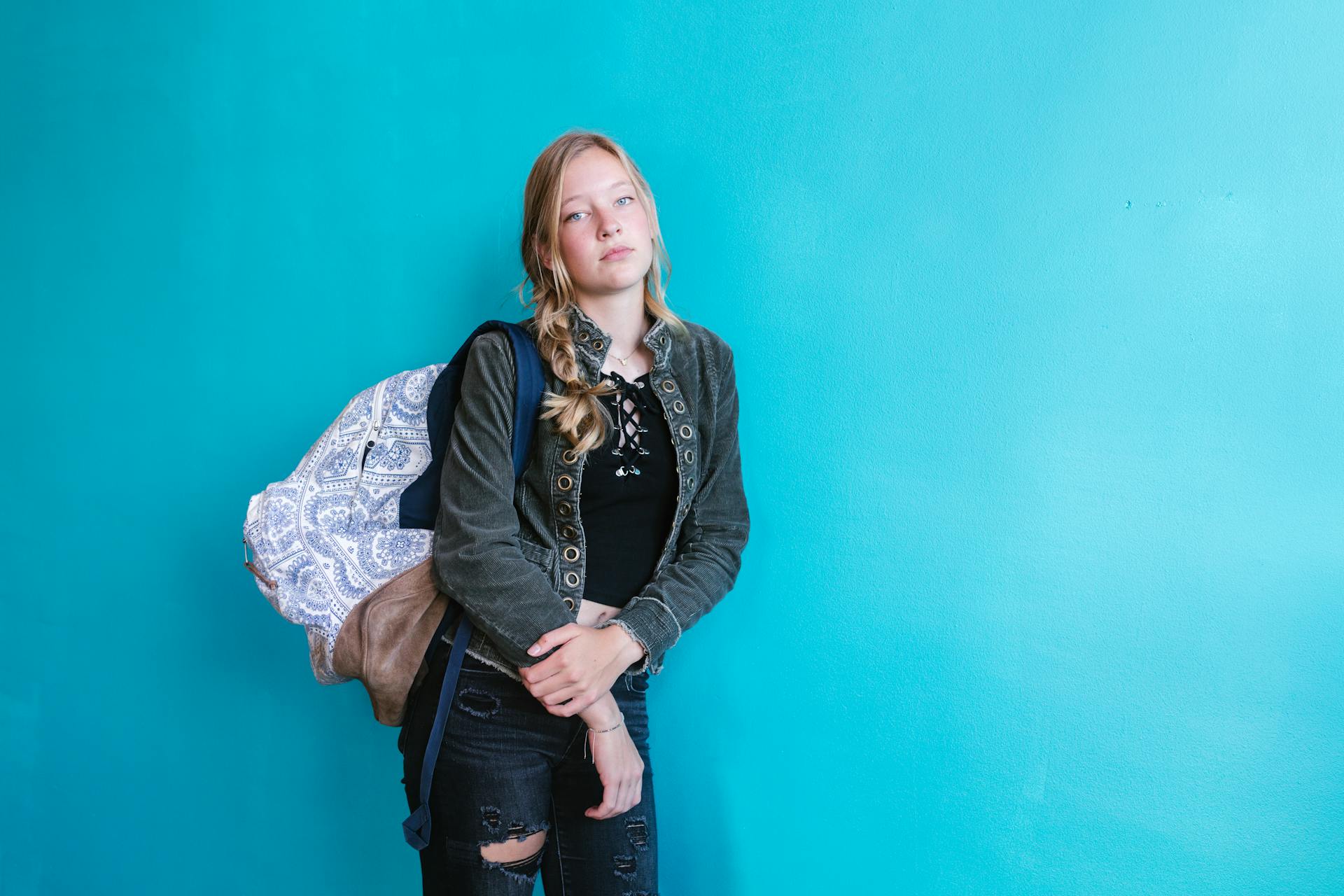 Ein Teenager-Mädchen mit feierlichem Gesichtsausdruck | Quelle: Pexels