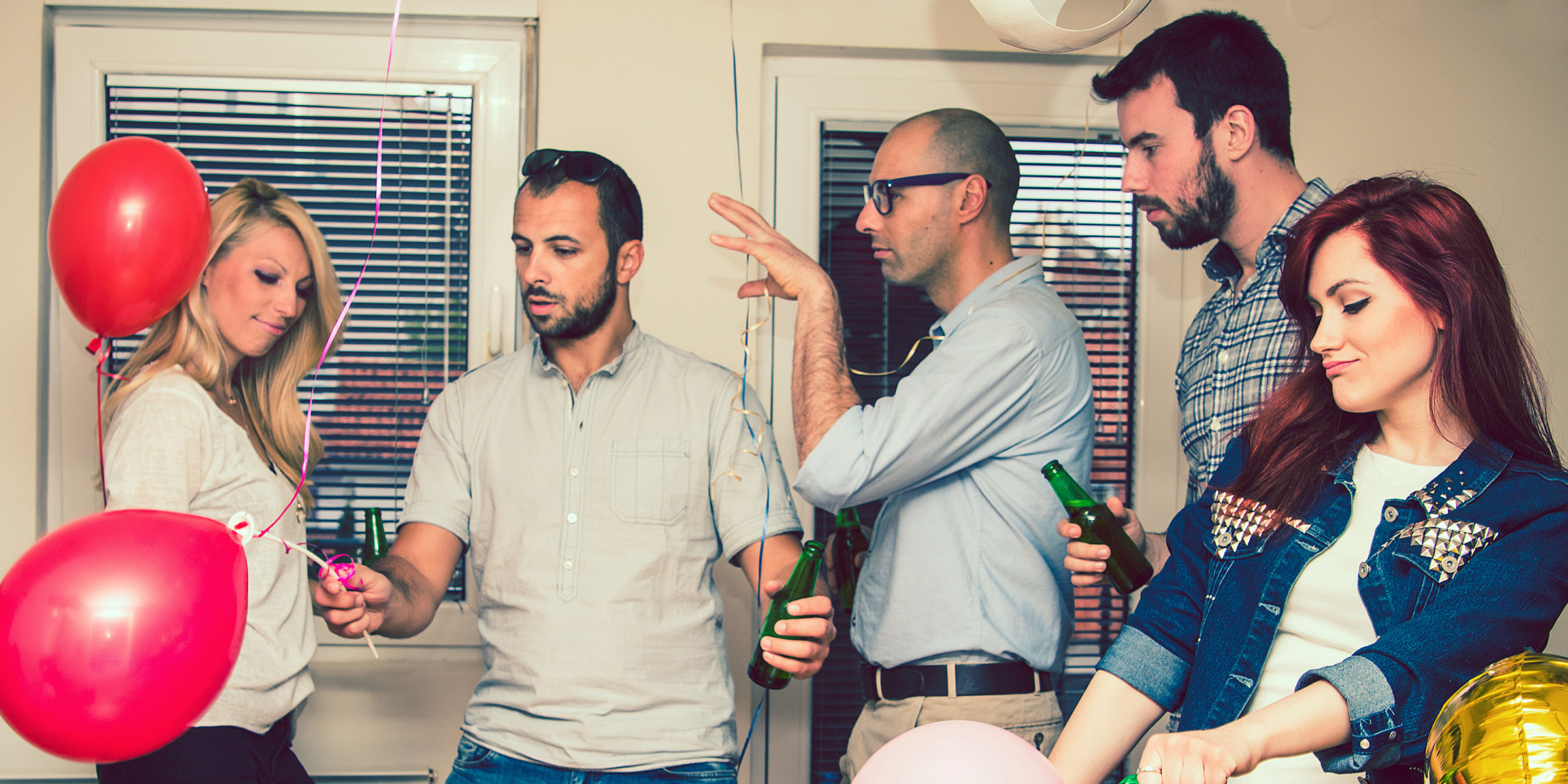 Menschen auf einer Party | Quelle: Freepik