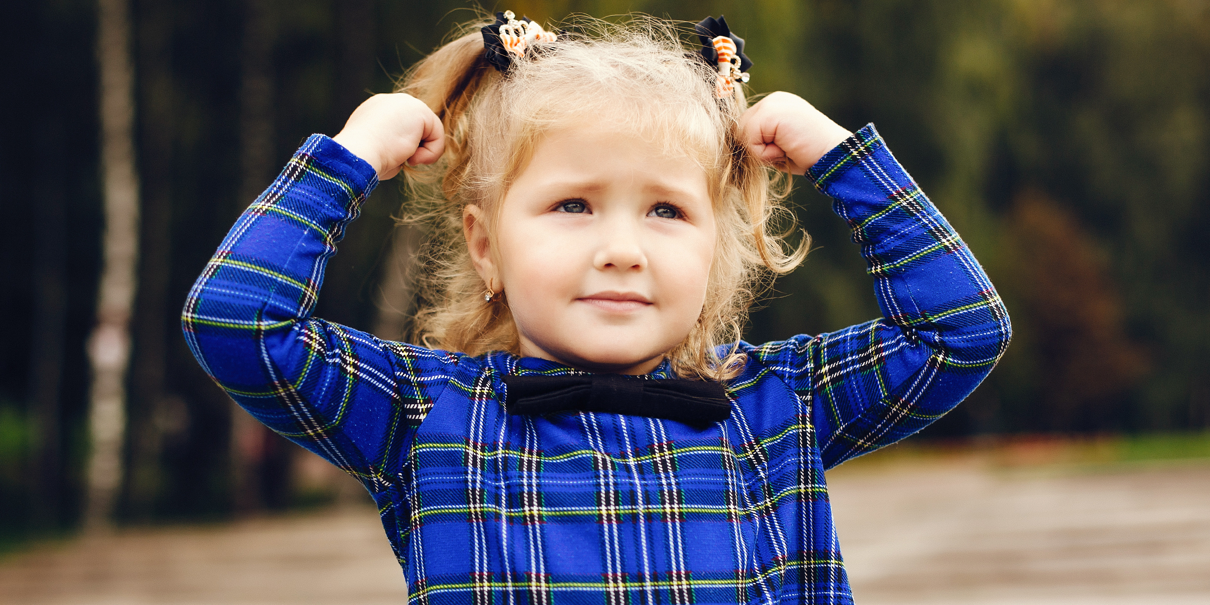 Ein kleines Mädchen mit den Händen auf dem Kopf | Quelle: Shutterstock