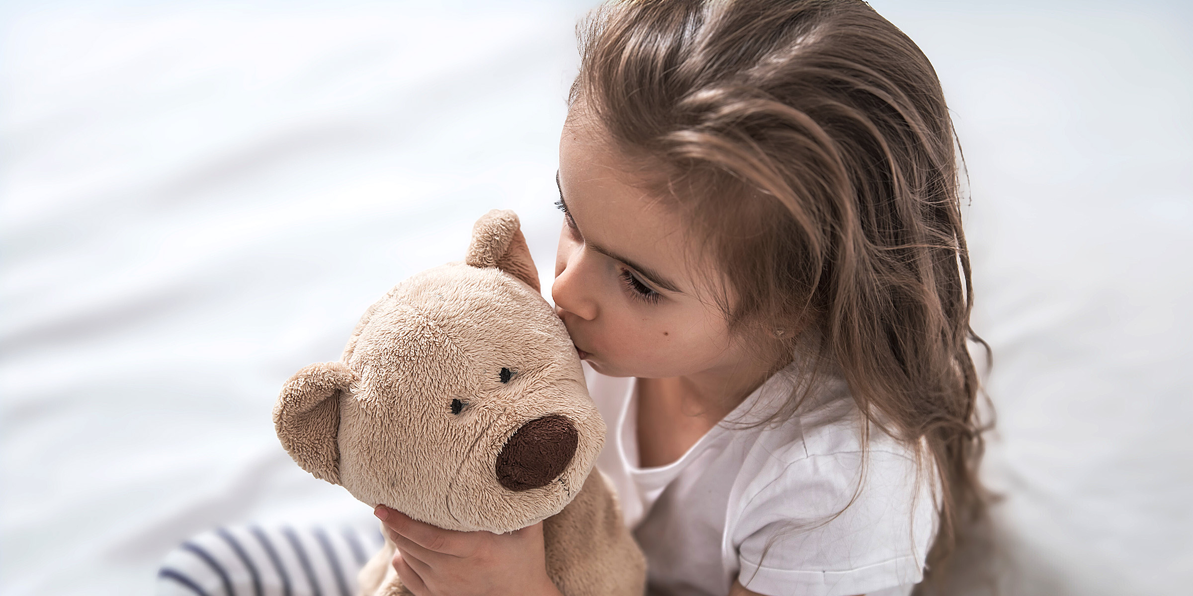Ein Mädchen mit ihrem Teddybär | Quelle: Freepik