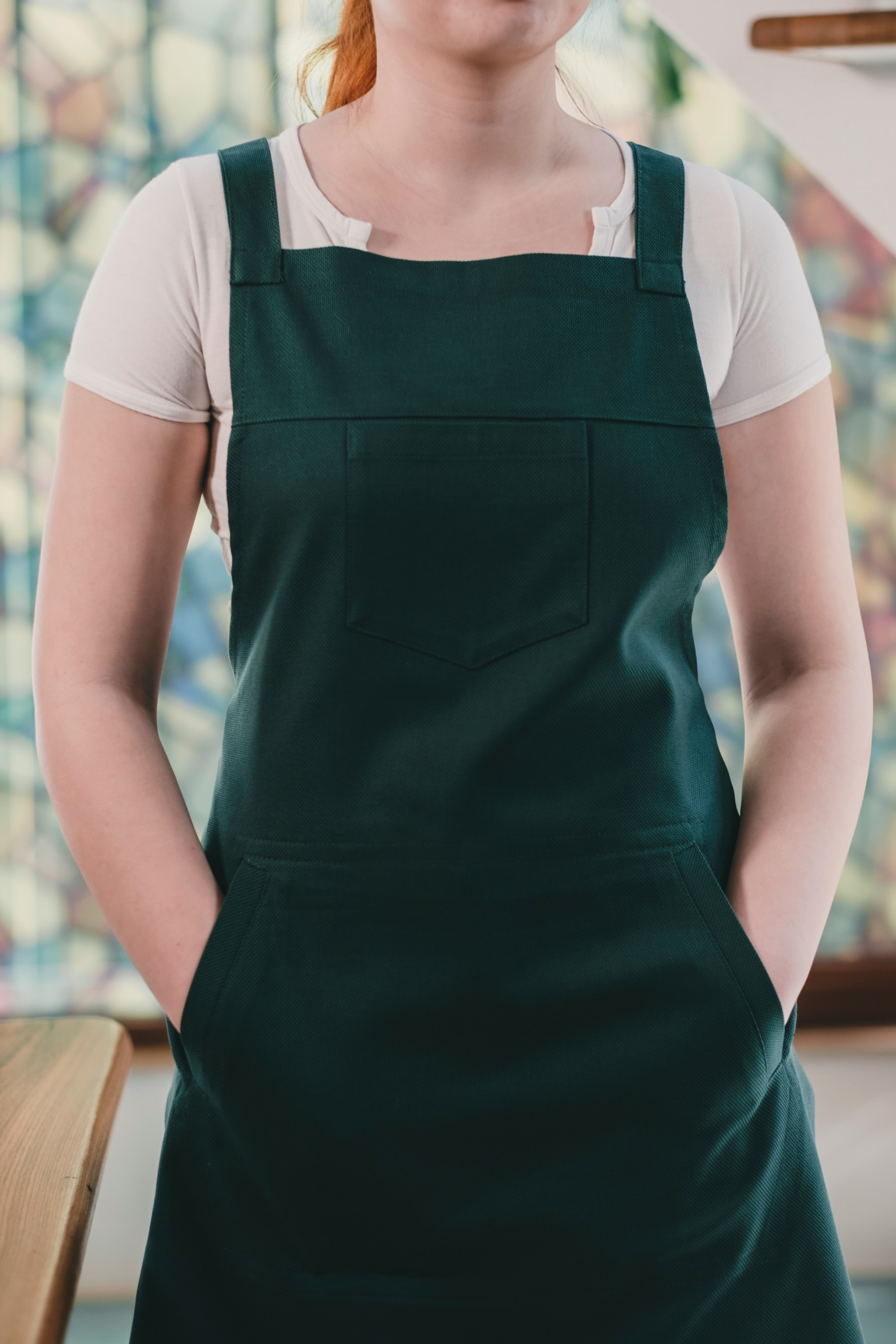Eine Kellnerin mit den Händen in den Taschen | Quelle: Unsplash