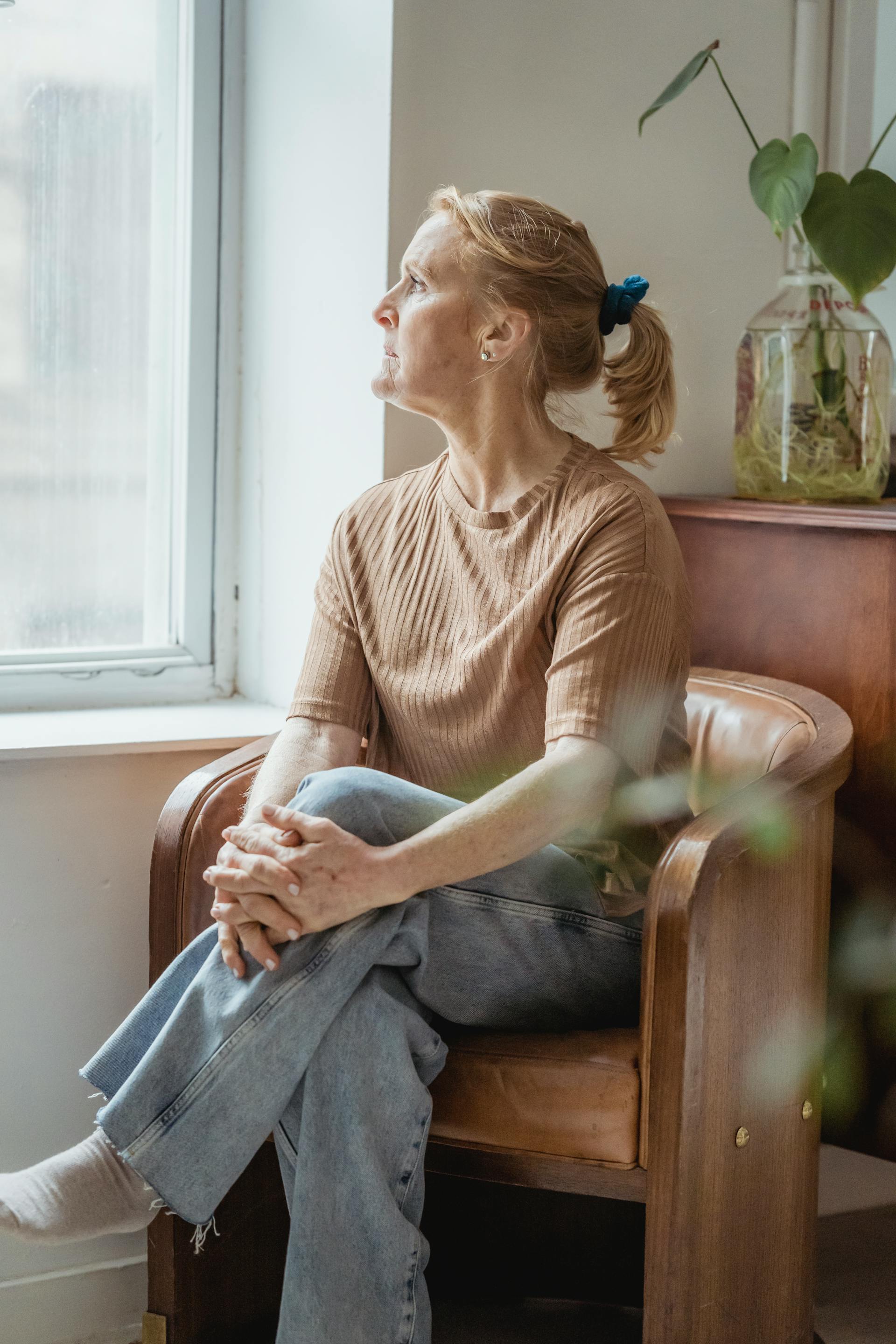 Eine Frau mittleren Alters, die in einem Sessel sitzt | Quelle: Pexels