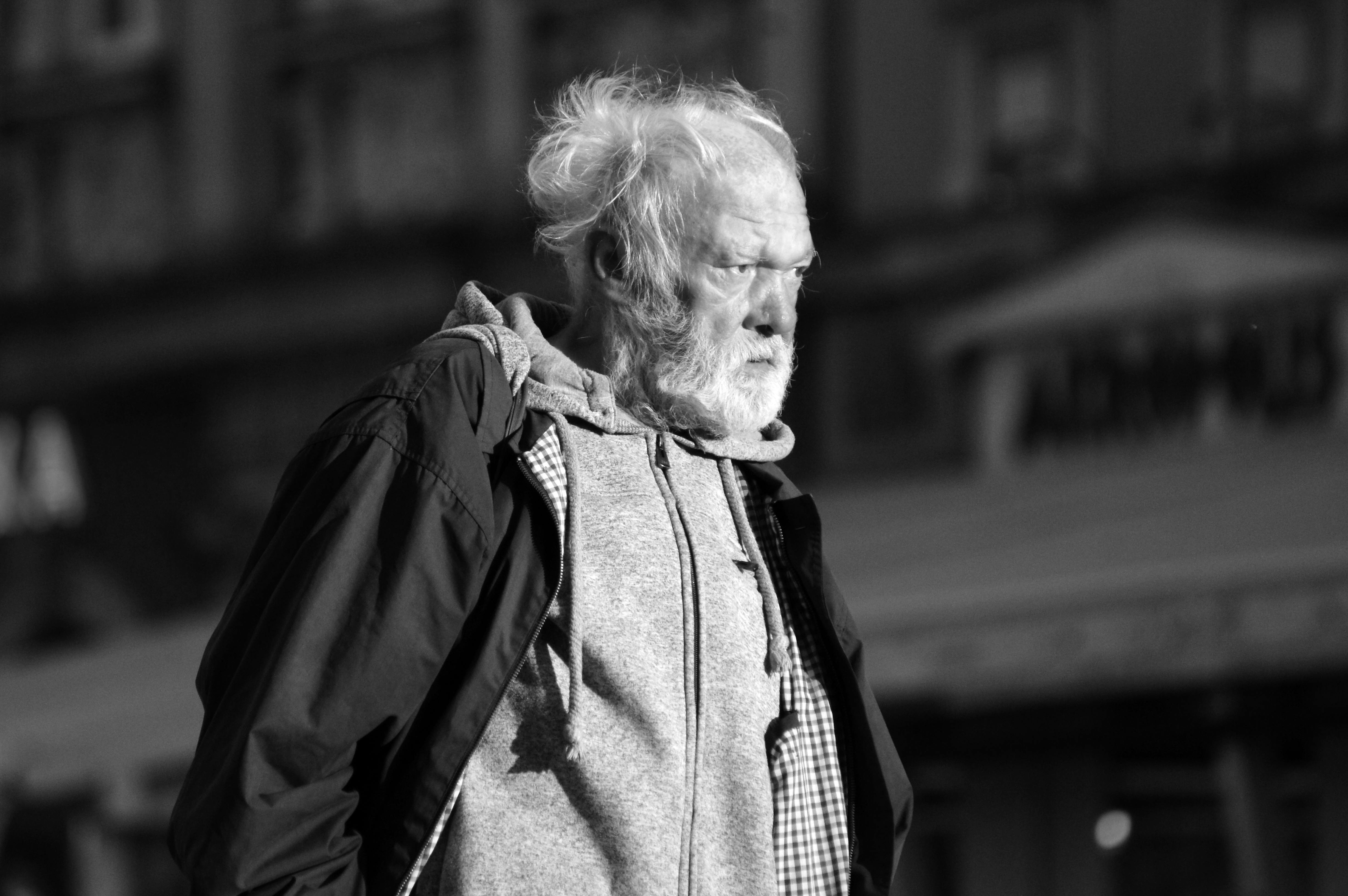 Älterer Mann beim Gehen | Quelle: Pexels
