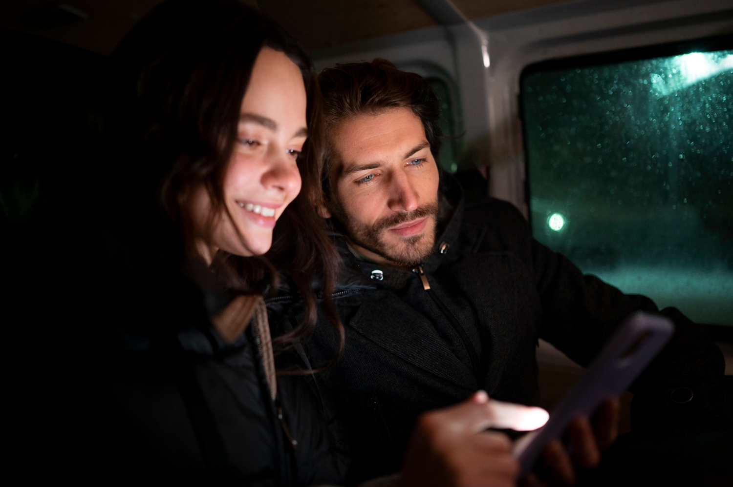 Ein junges Paar sitzt in einem Auto | Quelle: Freepik