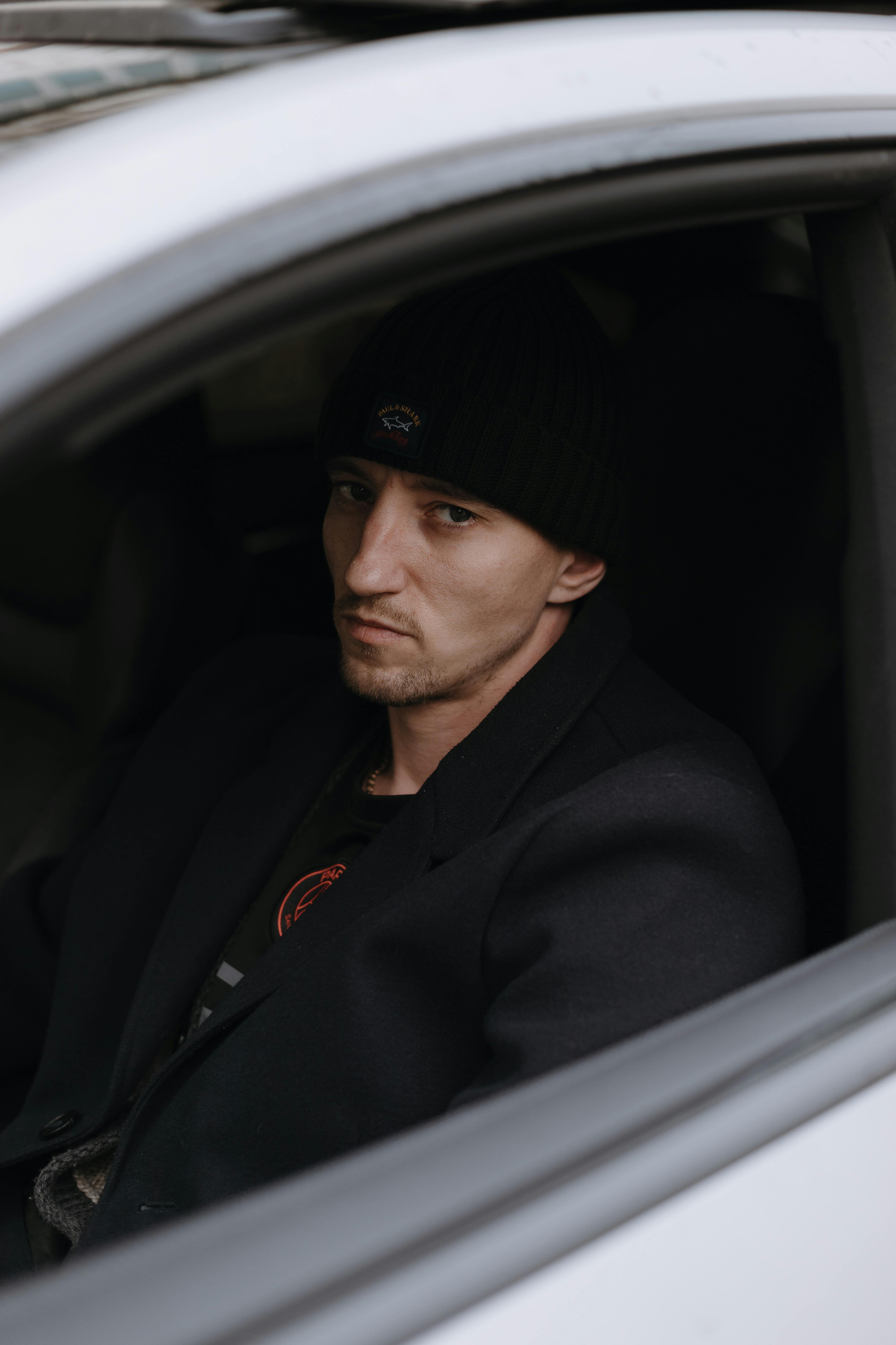 Ein ernster Mann sitzt in einem Auto | Quelle: Pexels