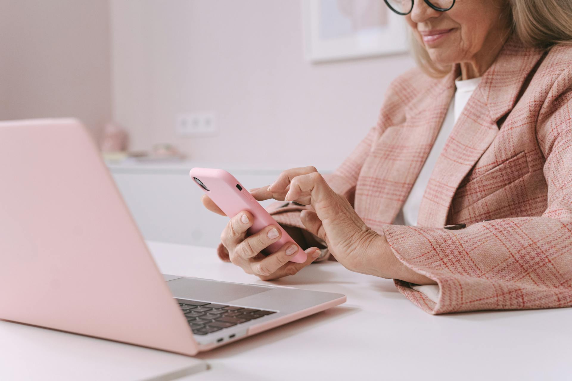 Eine Frau, die ihr Telefon benutzt | Quelle: Pexels
