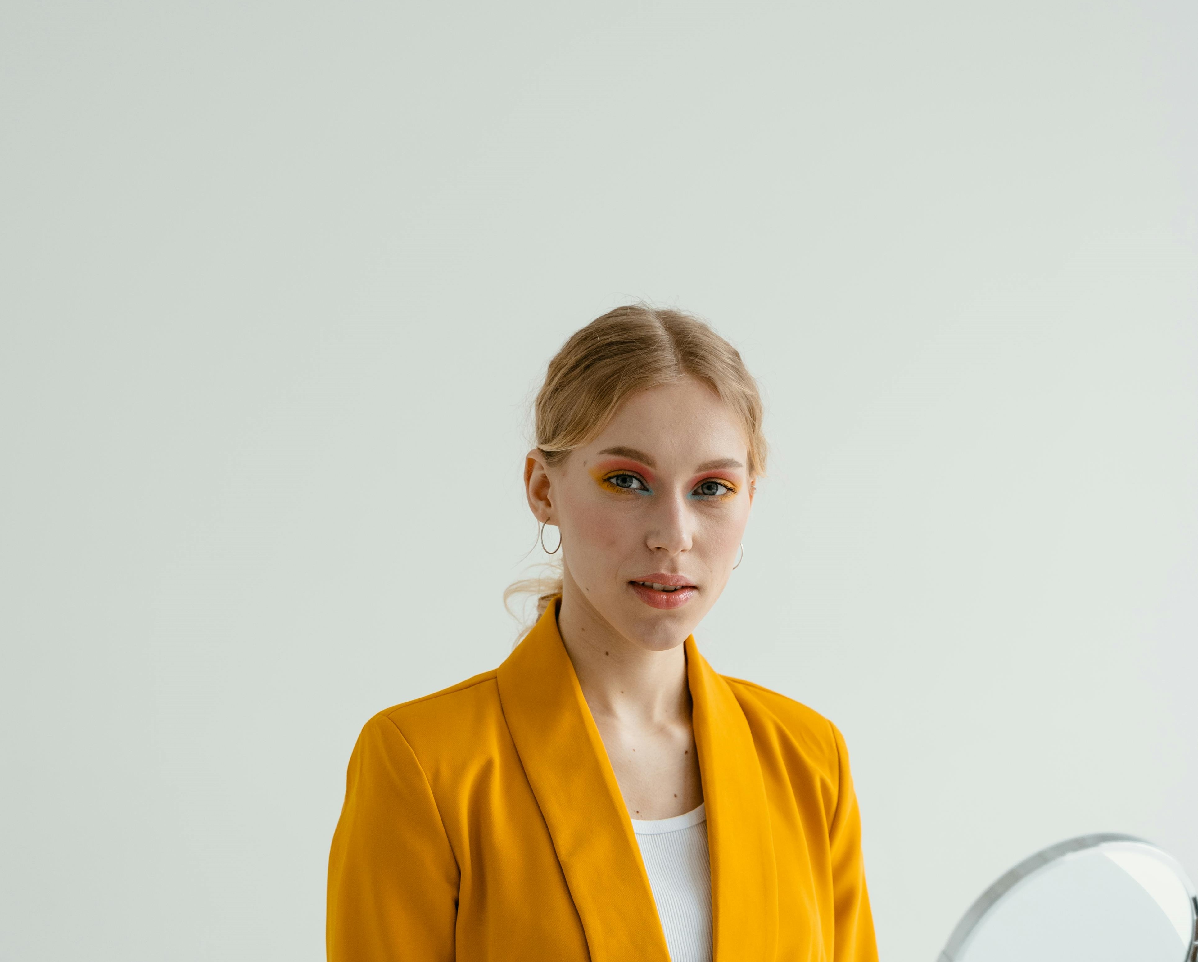 Frau in leuchtend gelbem Anzug lächelnd | Quelle: Pexels