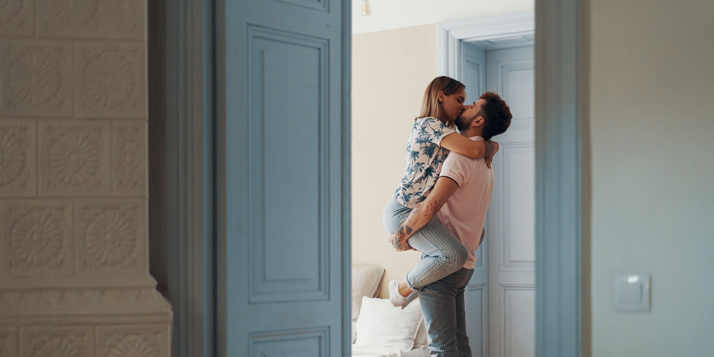 Ein Paar, das sich in einem Raum küsst | Quelle: Shutterstock