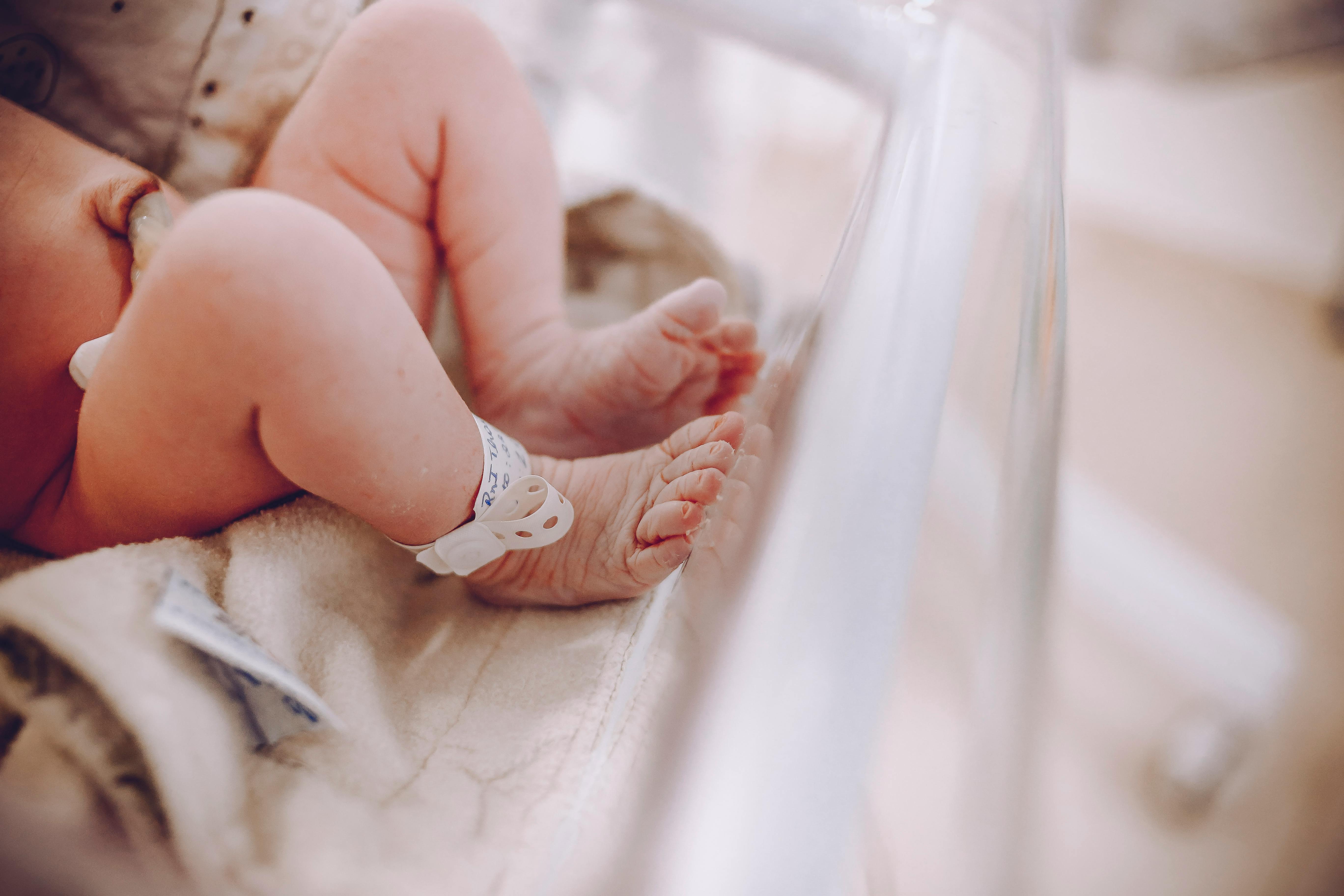 Ein neugeborenes Baby in einem Krankenhaus | Quelle: Pexels