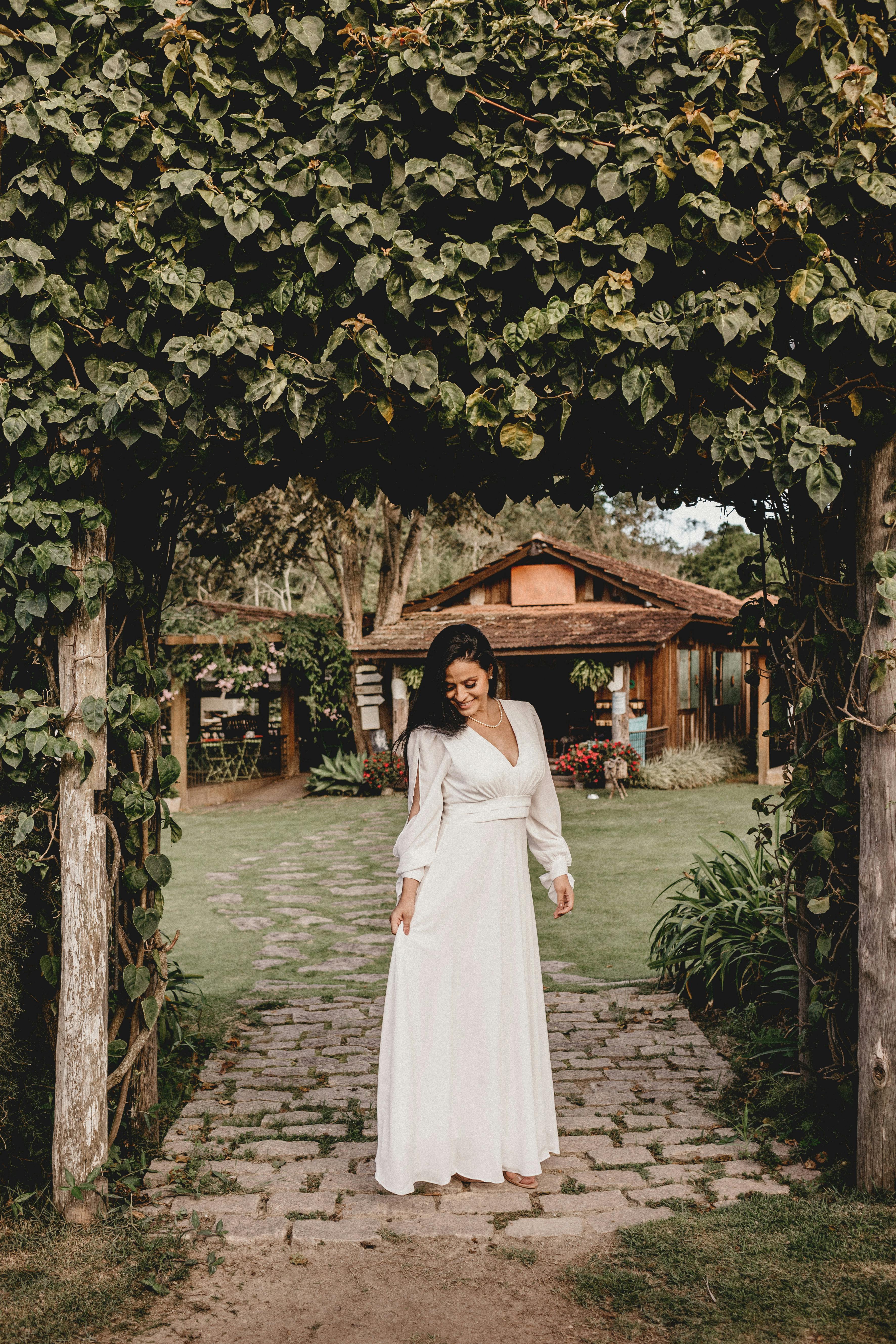 Lächelnde Frau in einem weißen Kleid | Quelle: Pexels