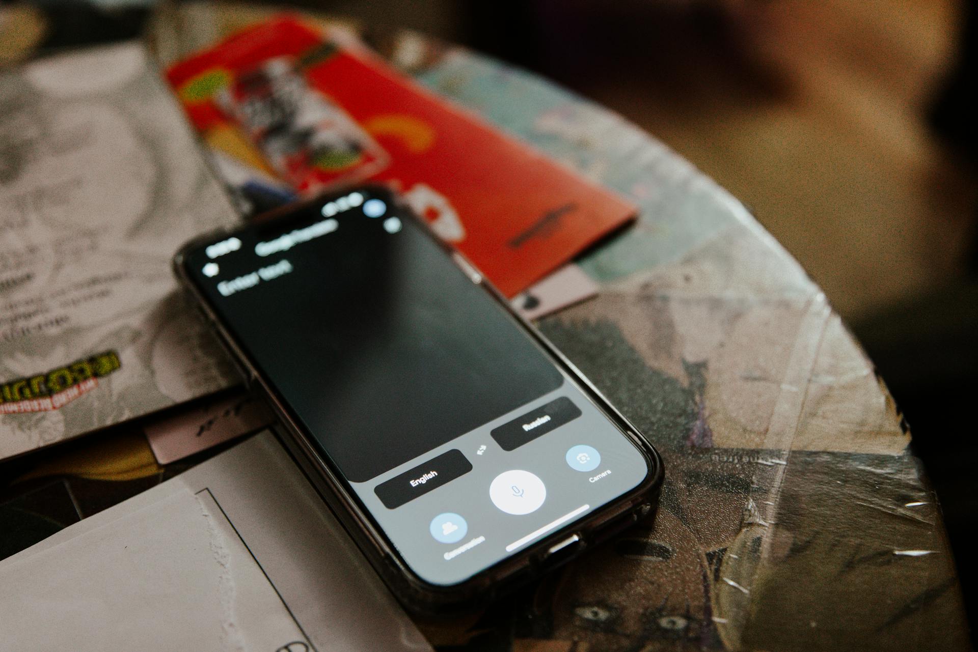 Ein Telefon auf einem Tisch | Quelle: Pexels