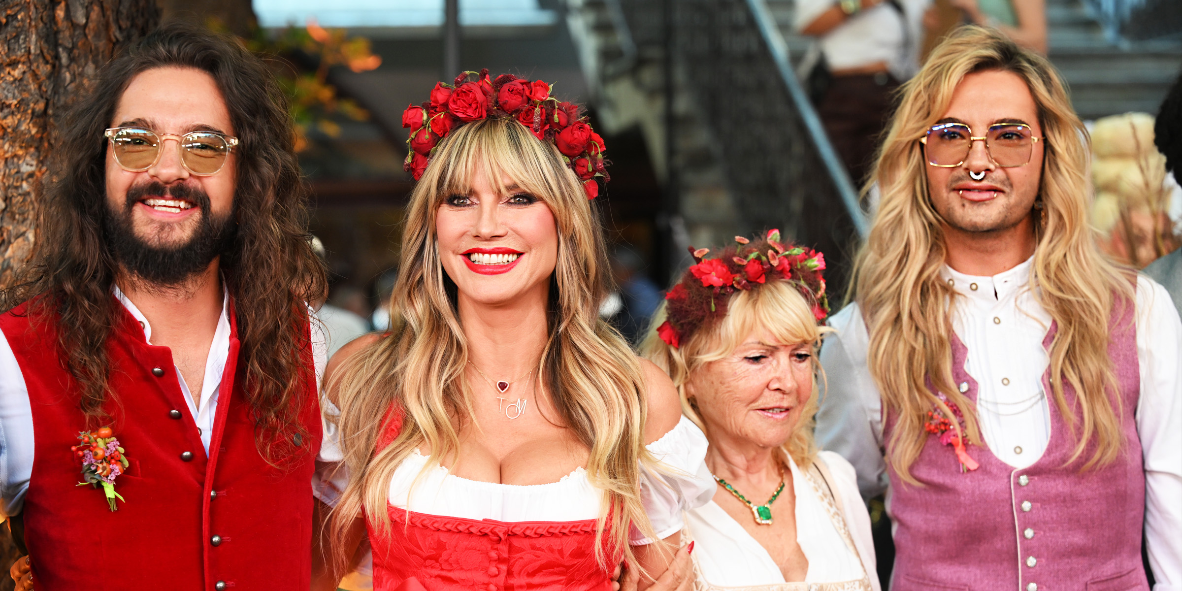 Tom Kaulitz (l-r), Heidi Klum, Erna Klum und Bill Kaulitz stehen im Innenhof des Hofbräuhauses bei Heidi Klums "HeidiFest" | Quelle: Getty Images