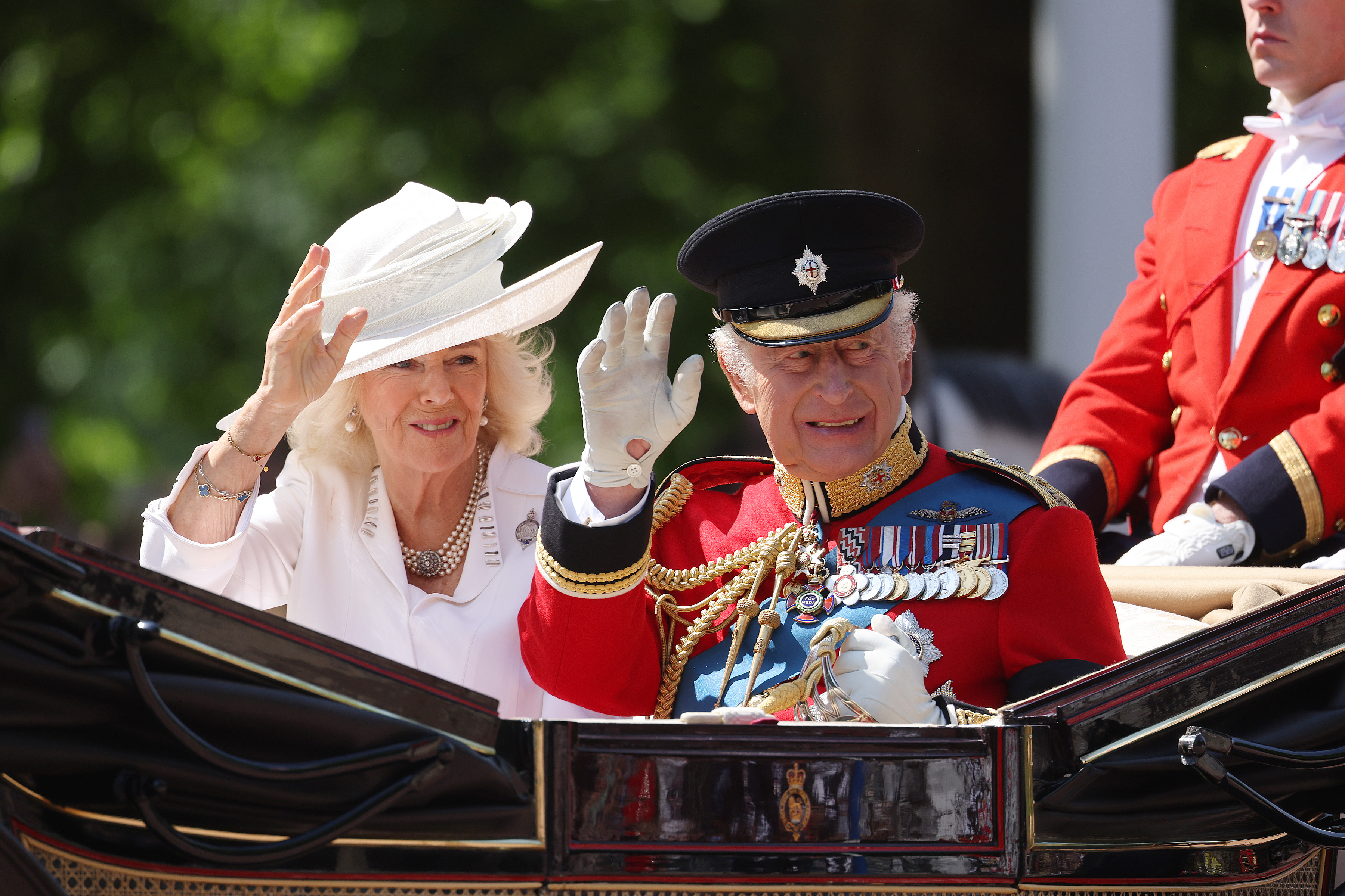 Königin Camilla und König Charles III. fahren in ihrer Kutsche und begrüßen die Schaulustigen beim Trooping the Colour. | Quelle: Getty Images