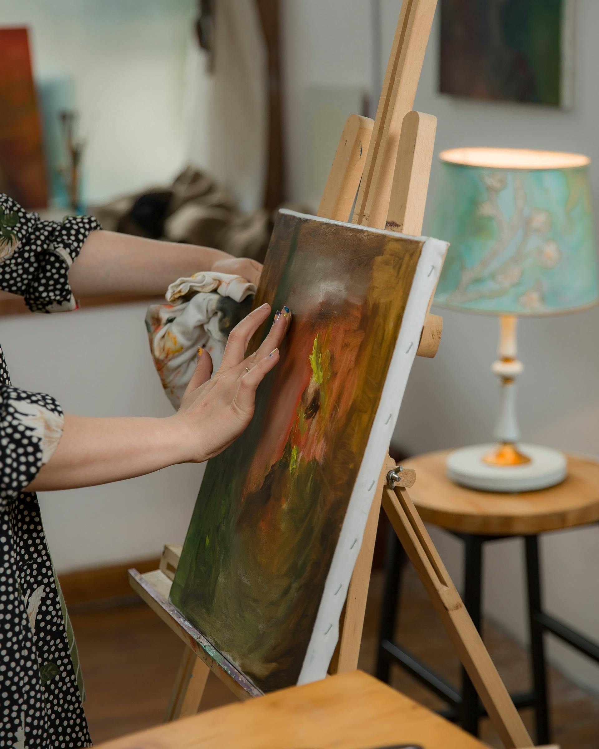 Eine Frau malt ein Bild auf eine Leinwand | Quelle: Pexels
