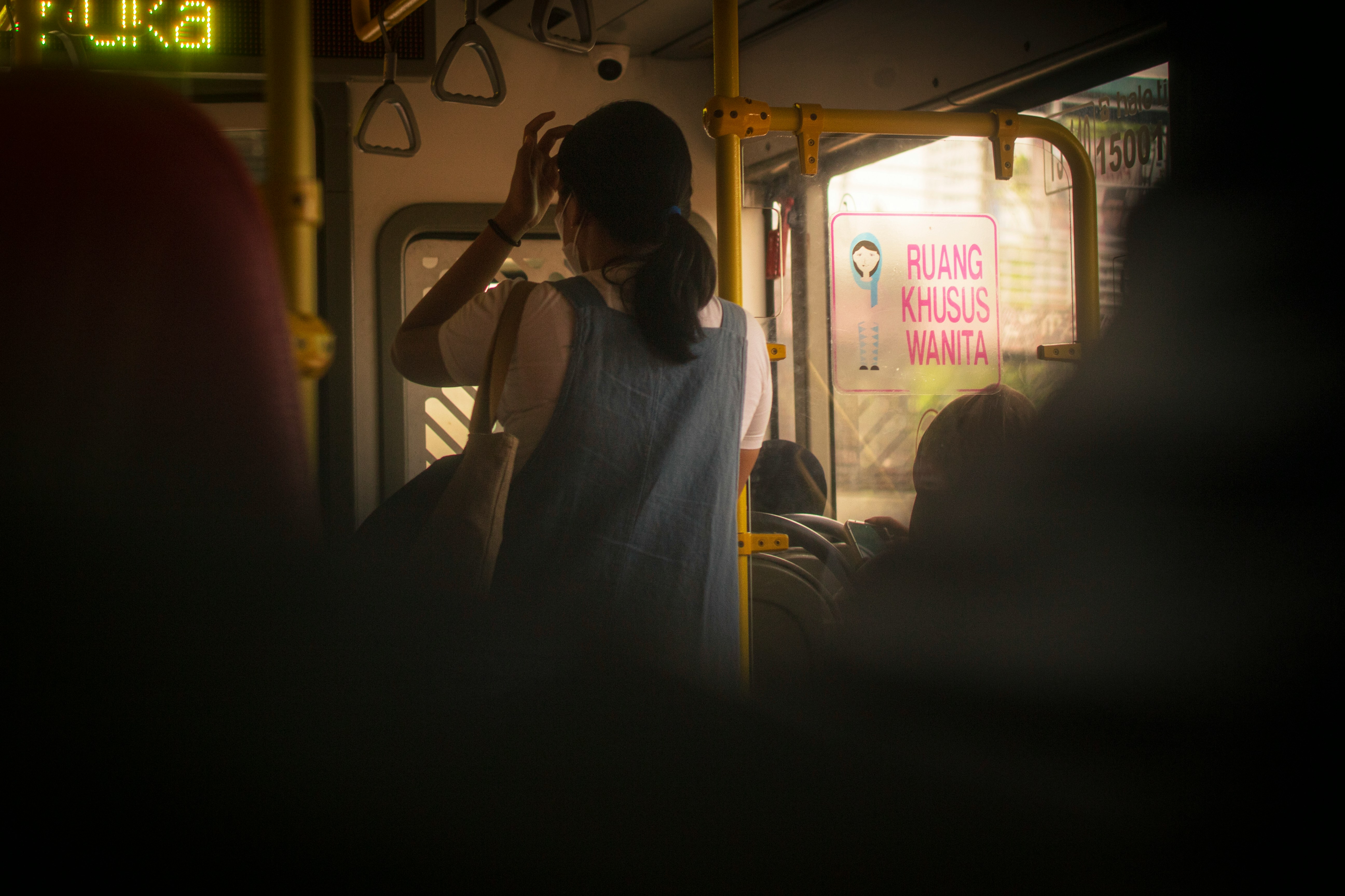 Eine Frau, die in einem Bus steht | Quelle: Unsplash
