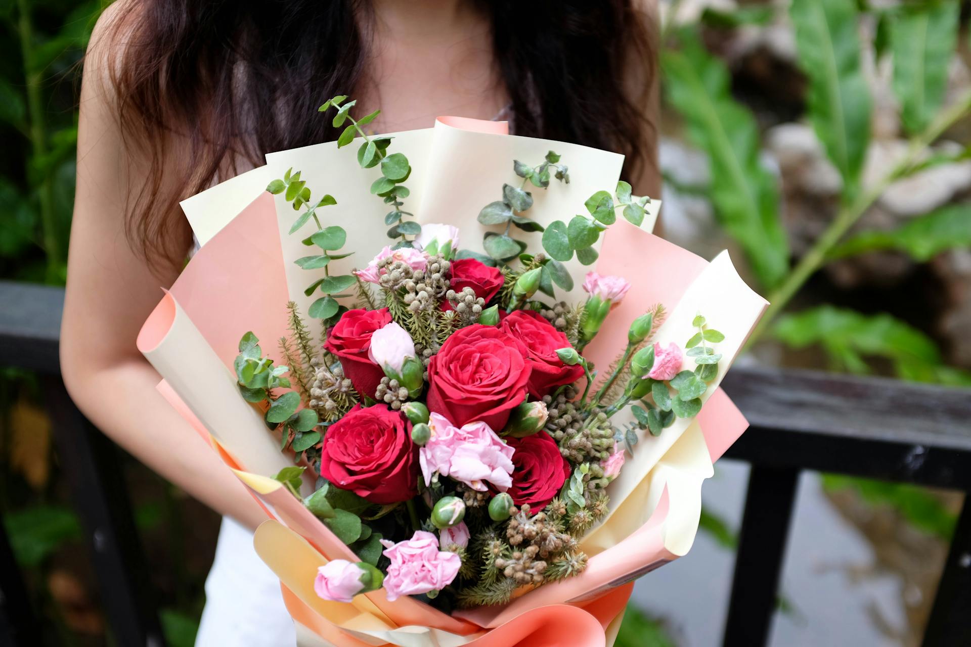 Eine Frau hält einen Blumenstrauß | Quelle: Pexels