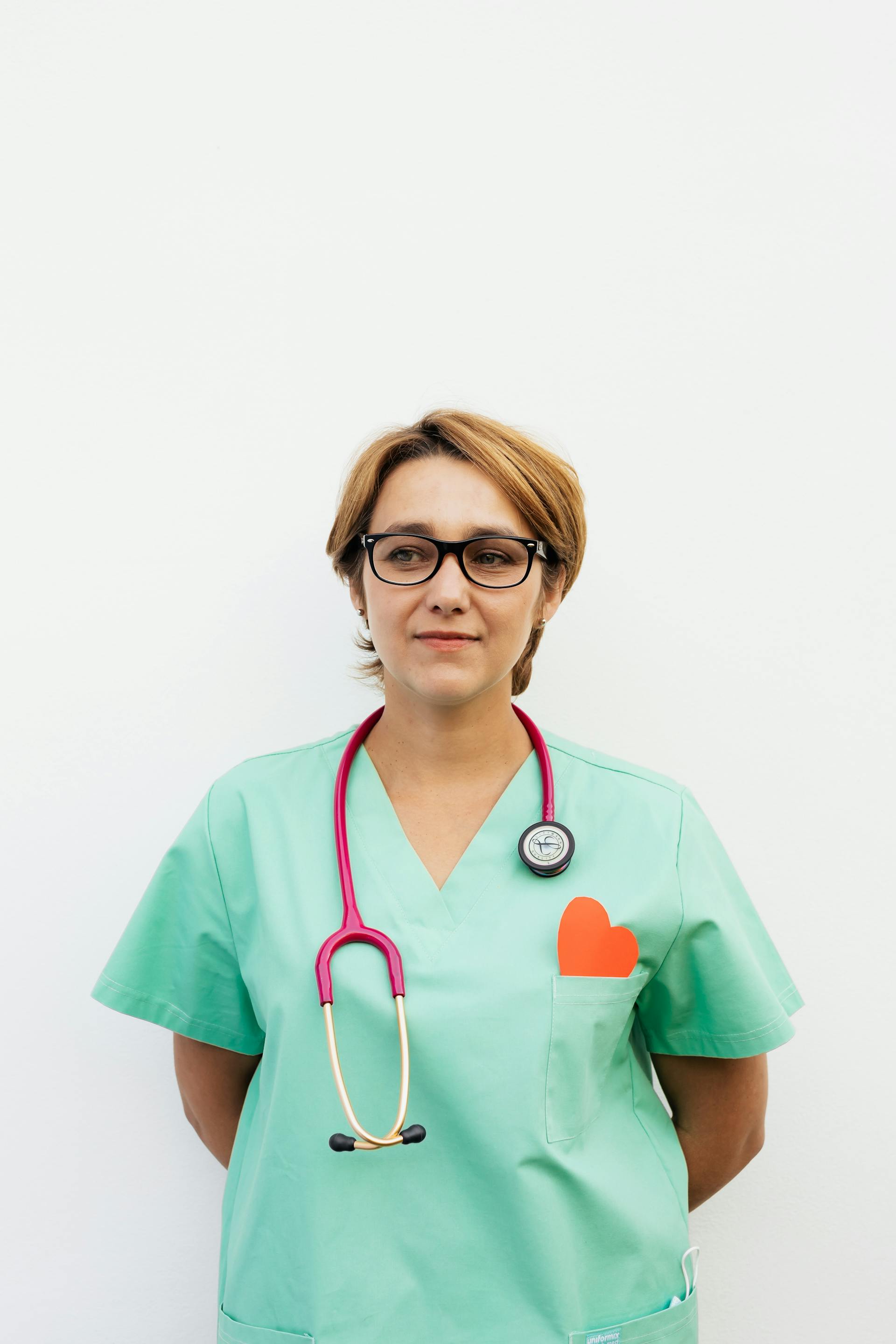 Eine Krankenschwester in grünem Kittel | Quelle: Pexels