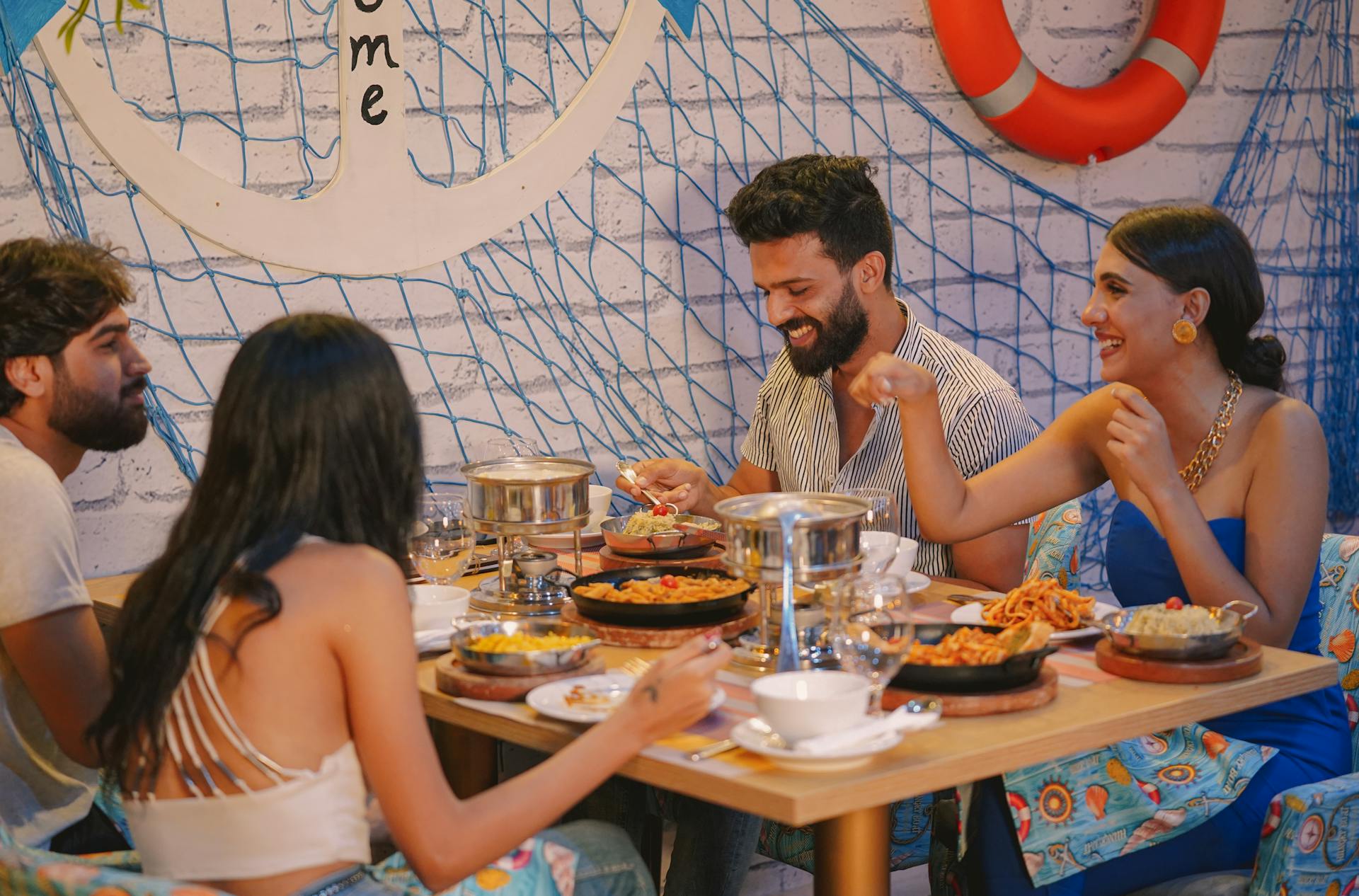 Zwei Paare beim Abendessen | Quelle: Pexels