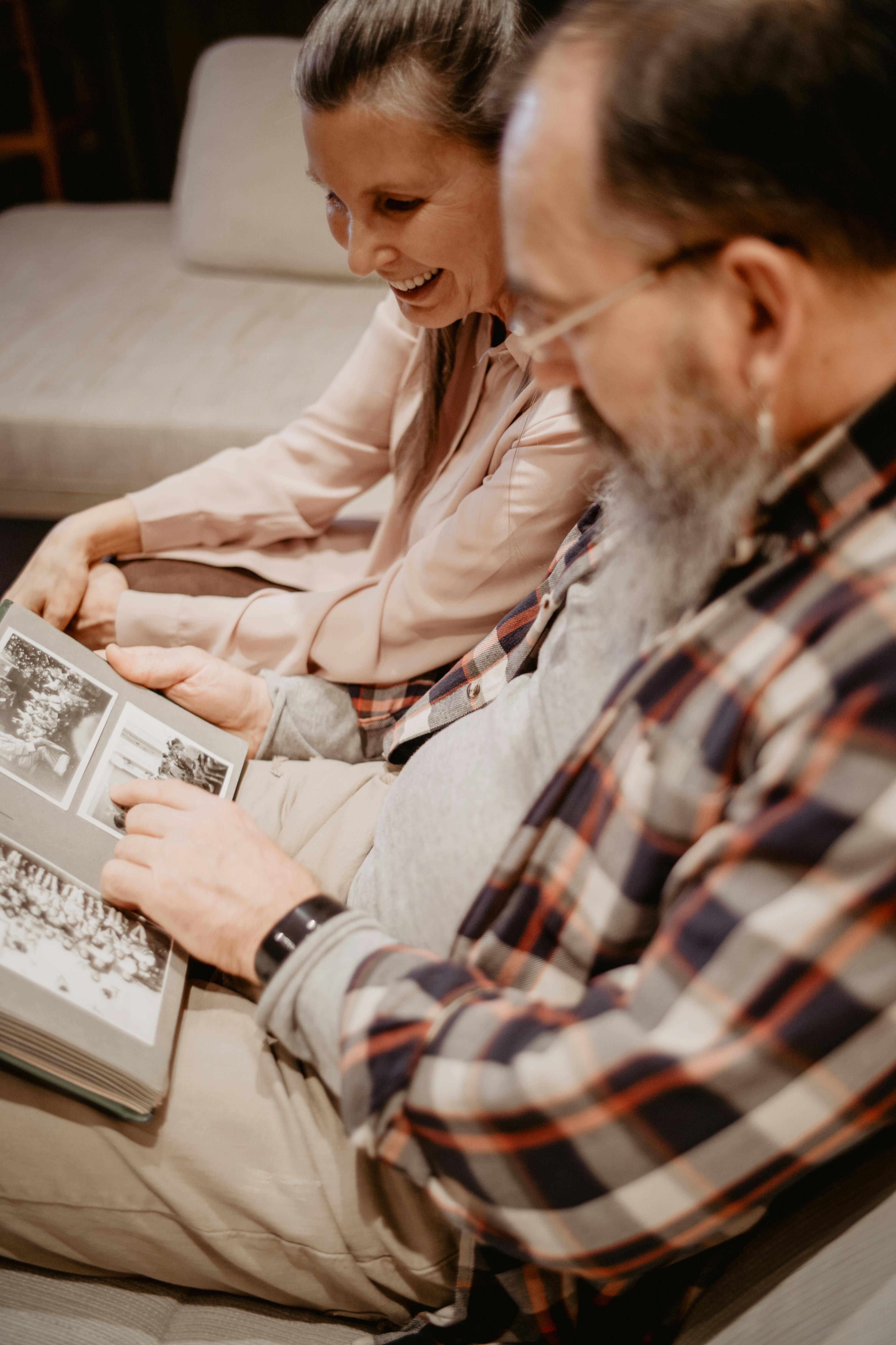 Eine glückliche Frau und ein glücklicher Mann in Verbindung | Quelle: Pexels