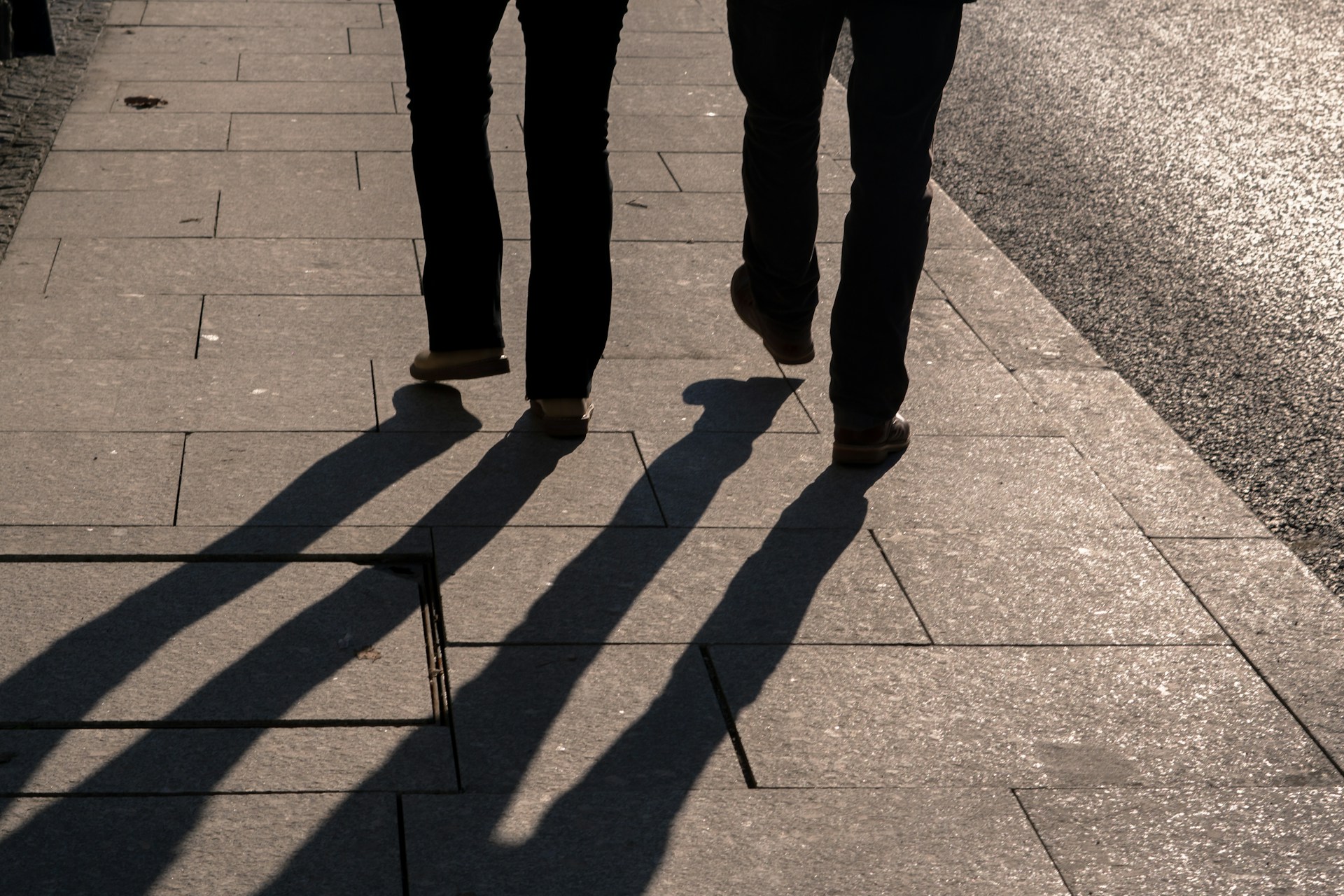 Zwei Männer, die zusammen gehen | Quelle: Unsplash